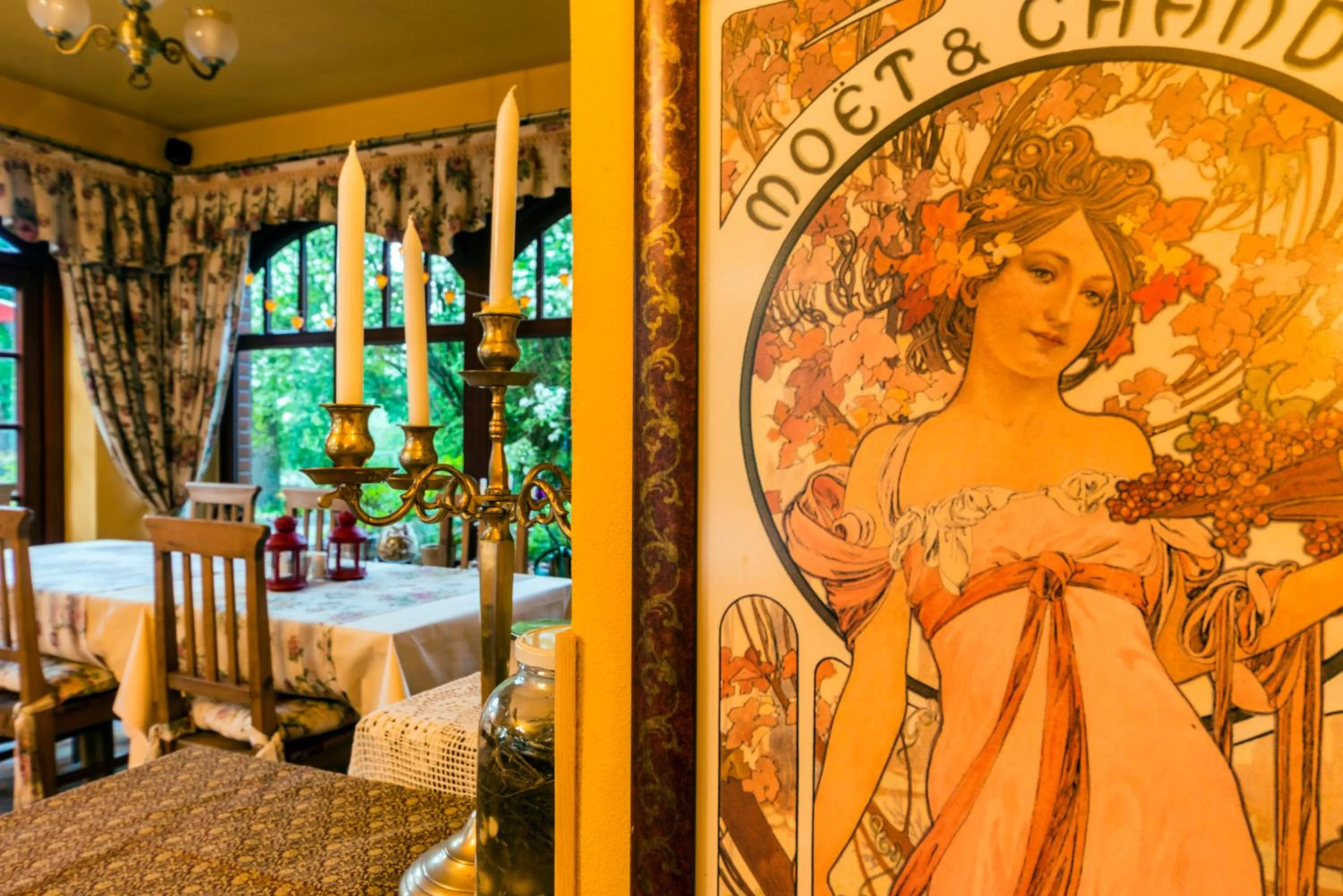 Restaurant/places to eat, Bed in Hotel Magnes