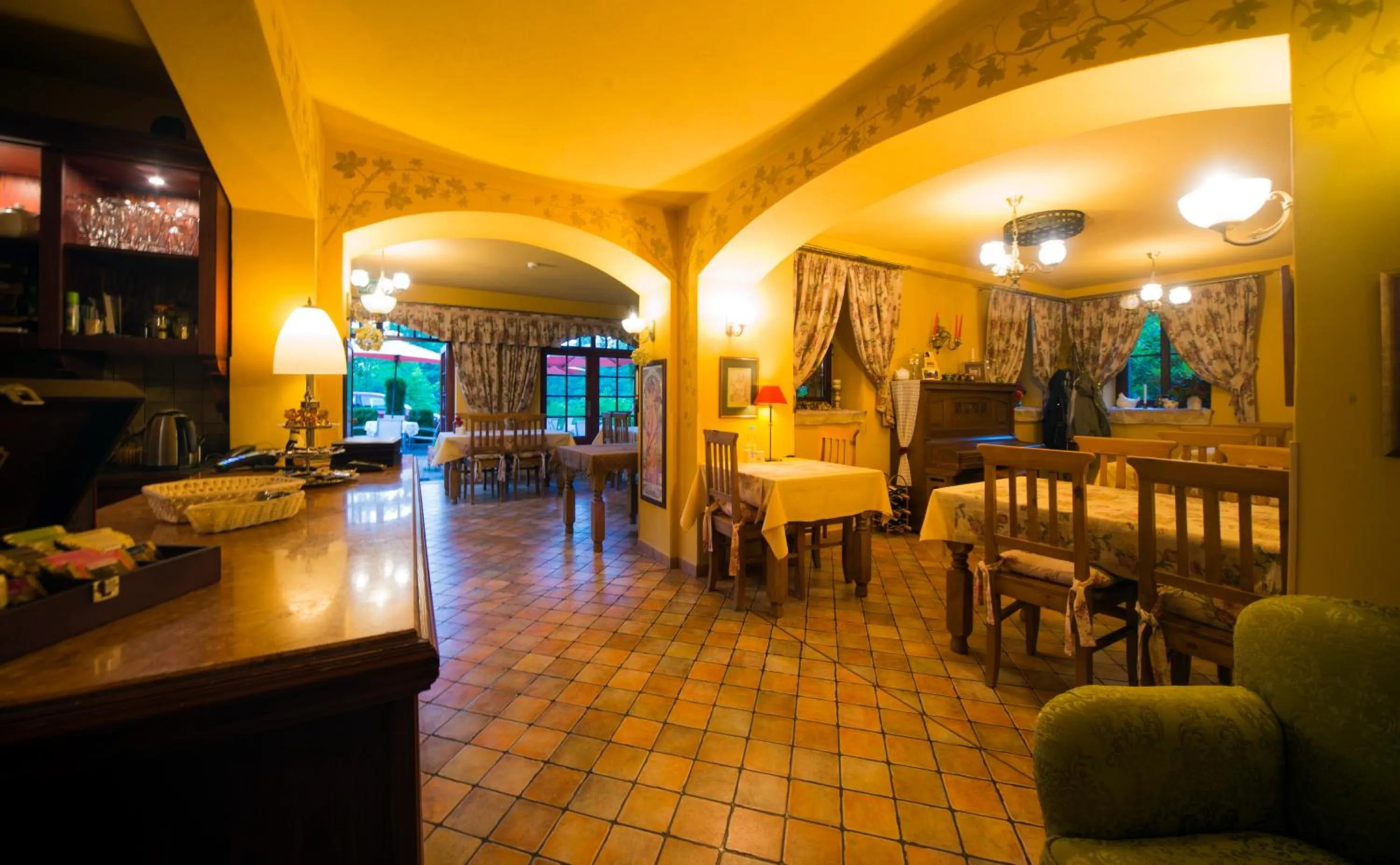 Restaurant/places to eat in Hotel Magnes