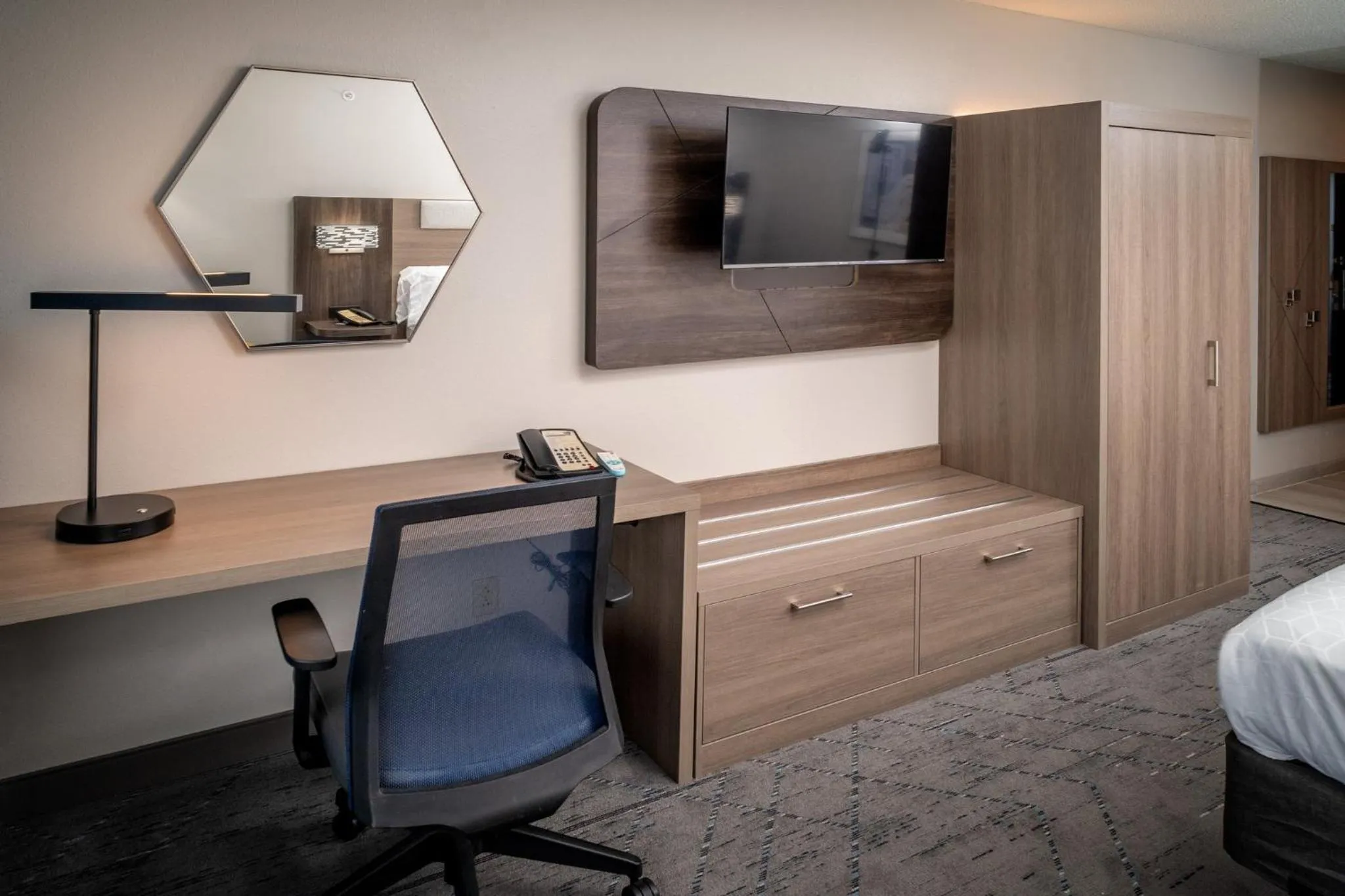 Photo of the whole room, Bed in Holiday Inn Express - Charleston/Kanawha City by IHG