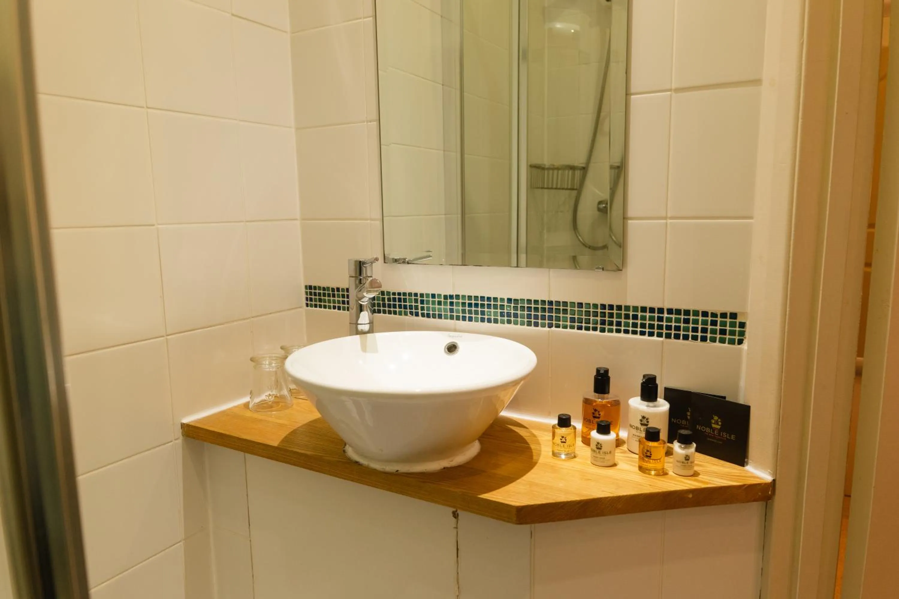 Bathroom in Fox And Hounds Llancarfan