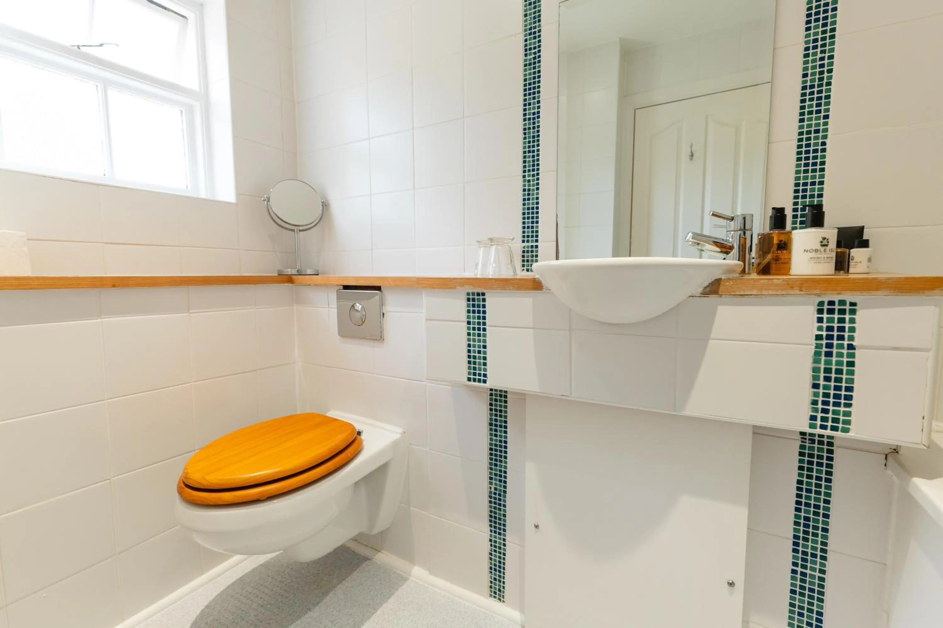 Bathroom in Fox And Hounds Llancarfan