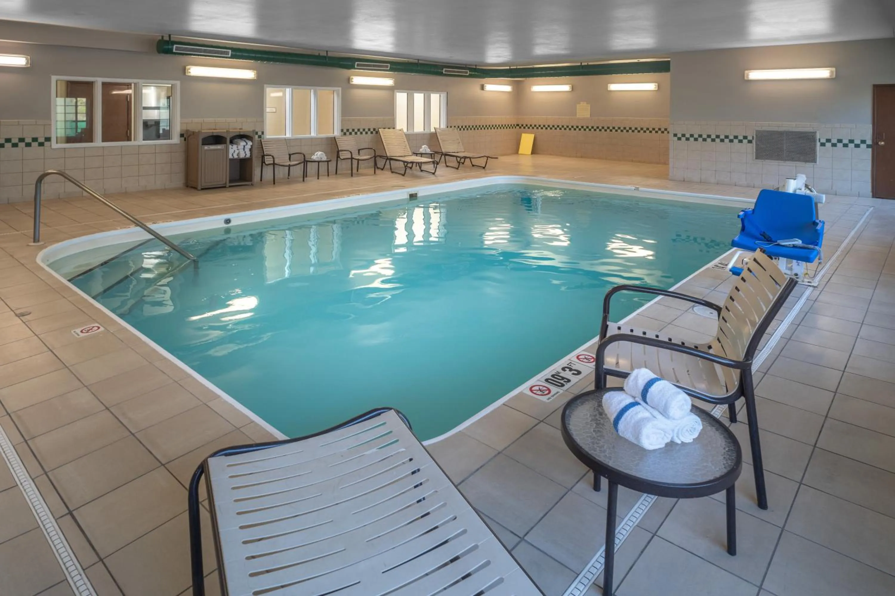 Swimming pool in Country Inn & Suites By Radisson, Charleston South, WV