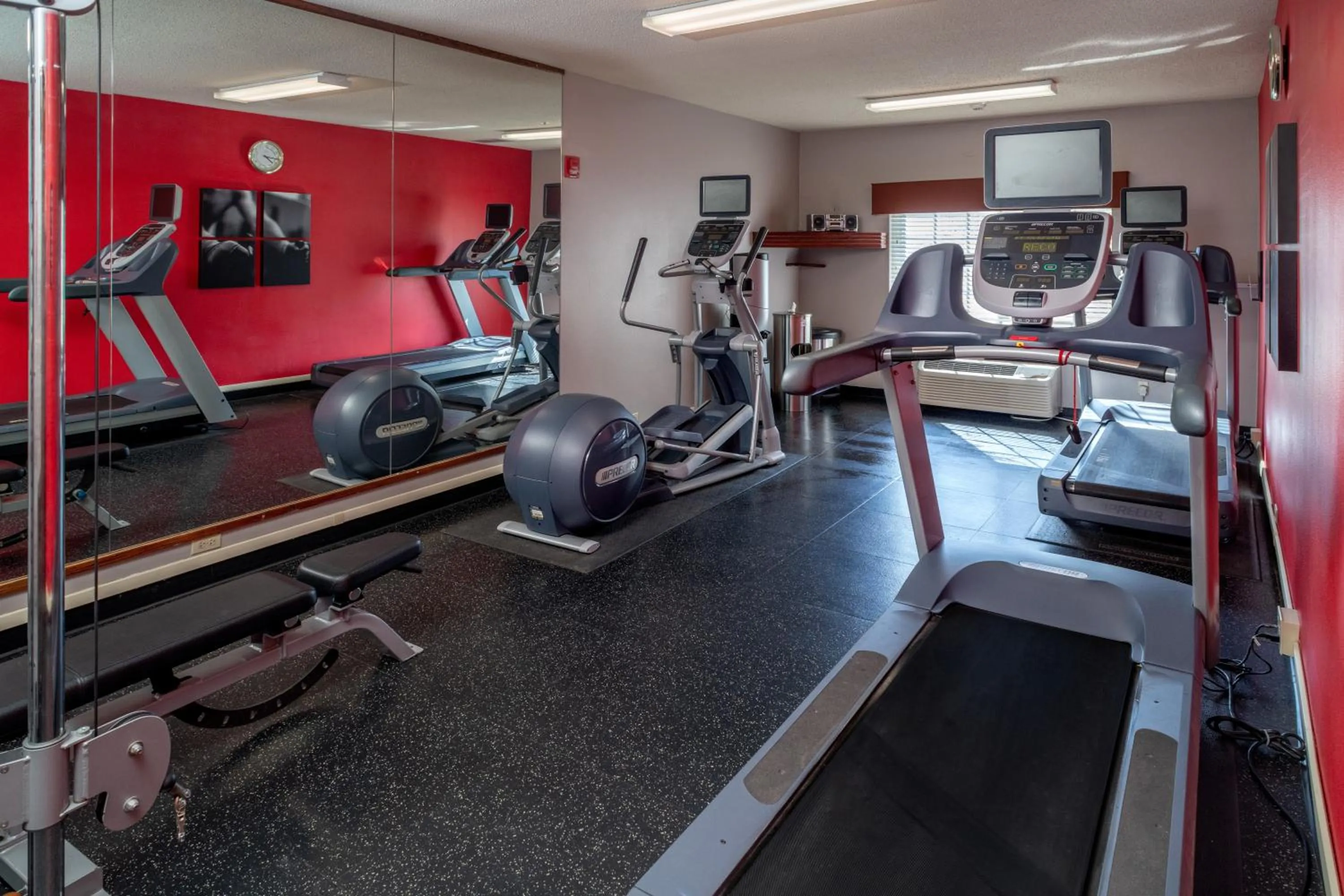 Fitness centre/facilities in Country Inn & Suites By Radisson, Charleston South, WV
