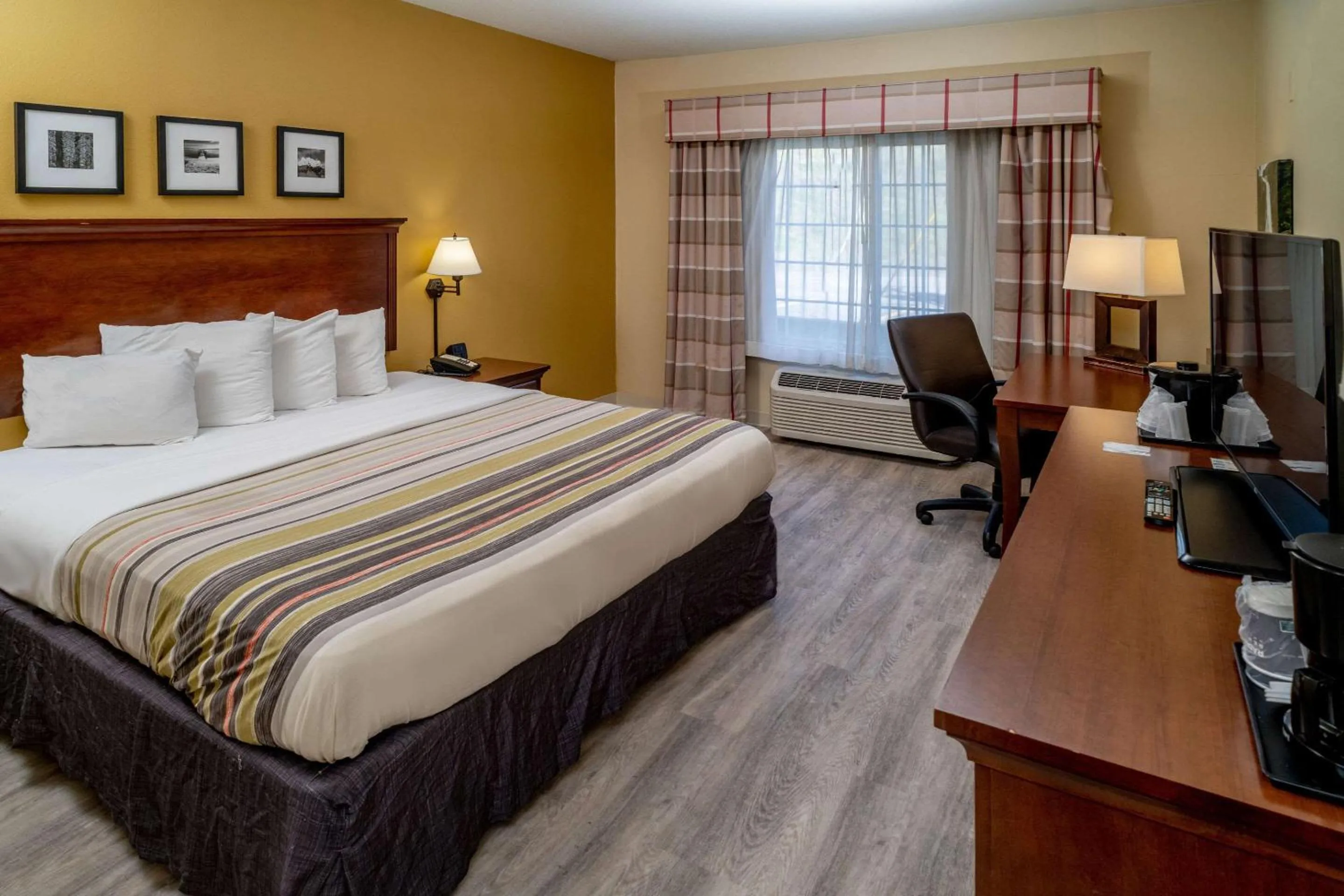 Bedroom, Bed in Country Inn & Suites By Radisson, Charleston South, WV