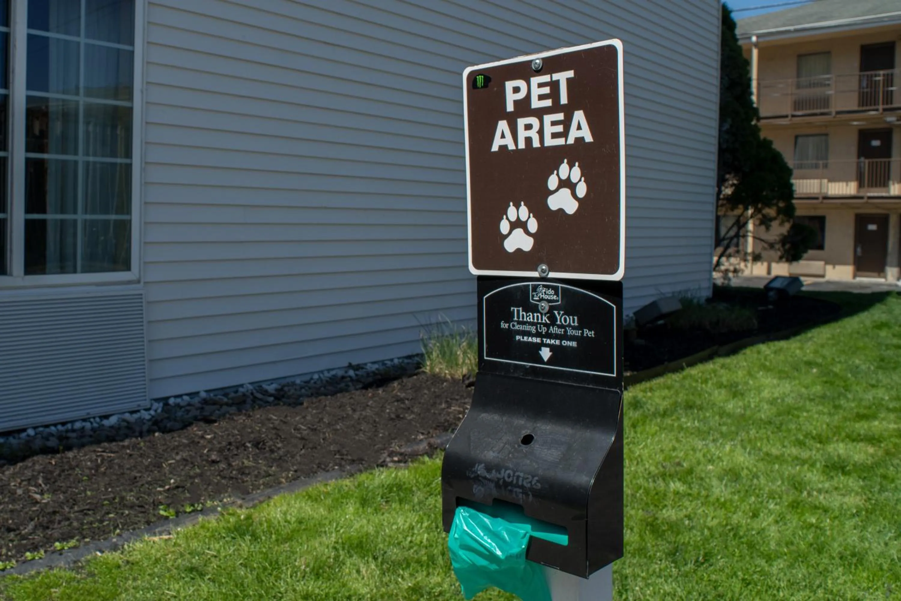 Pets in Country Inn & Suites By Radisson, Charleston South, WV