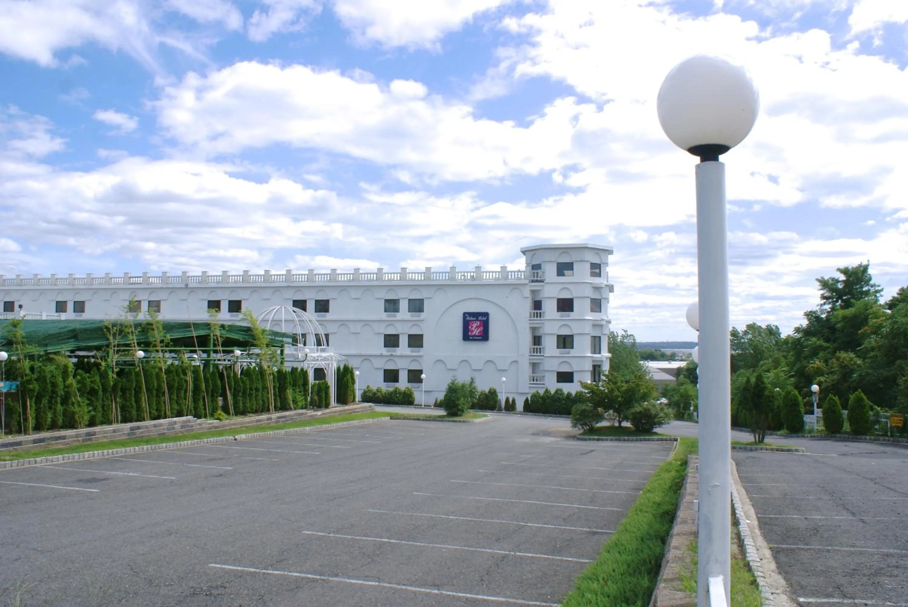 Facade/entrance in Raritan Hotel