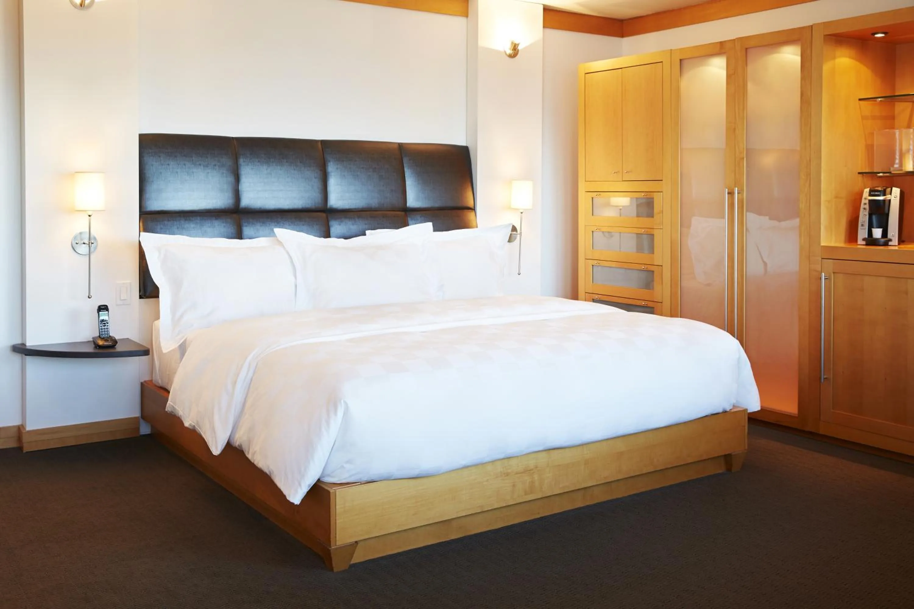 Bedroom, Bed in Hôtel Alt Québec