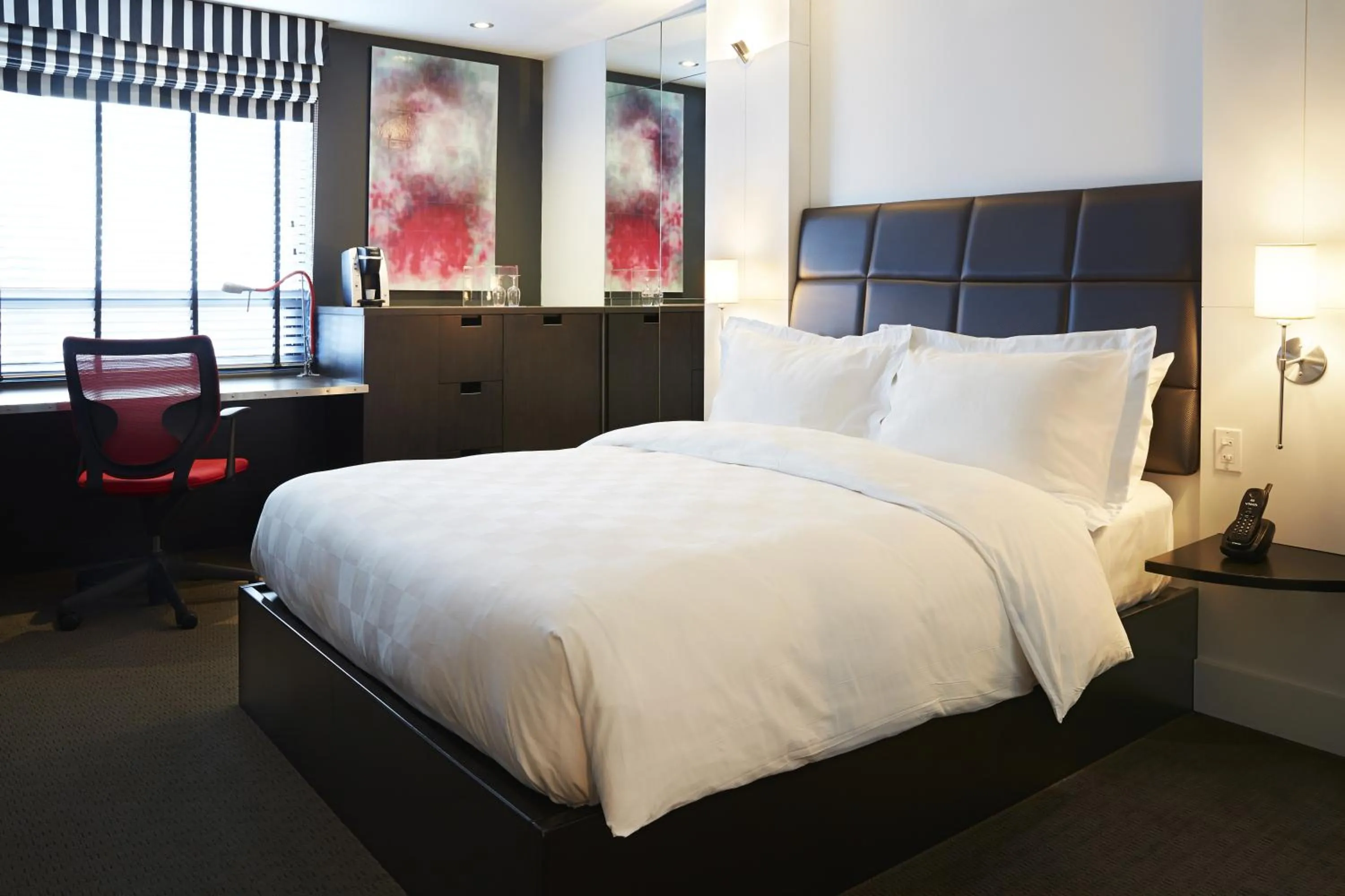 Bedroom, Bed in Hôtel Alt Québec