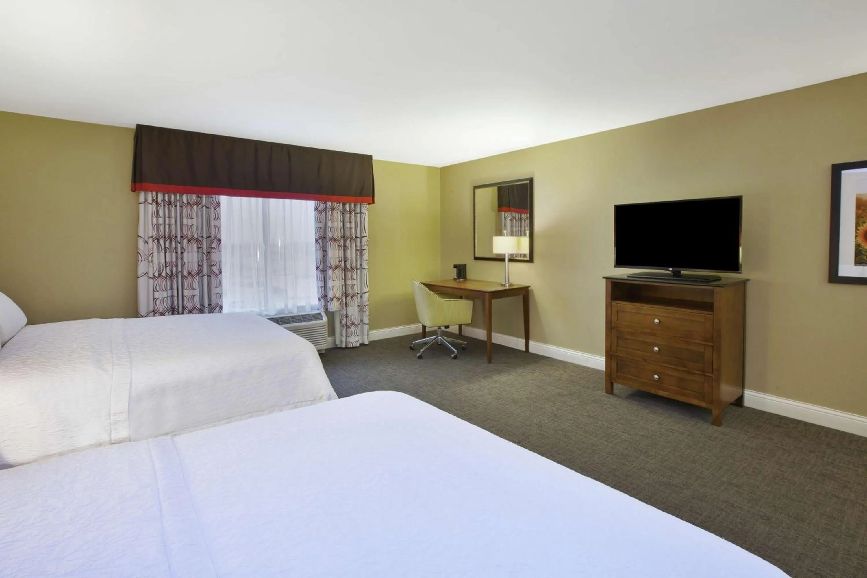 Bed in Hampton Inn & Suites Wichita-Northeast
