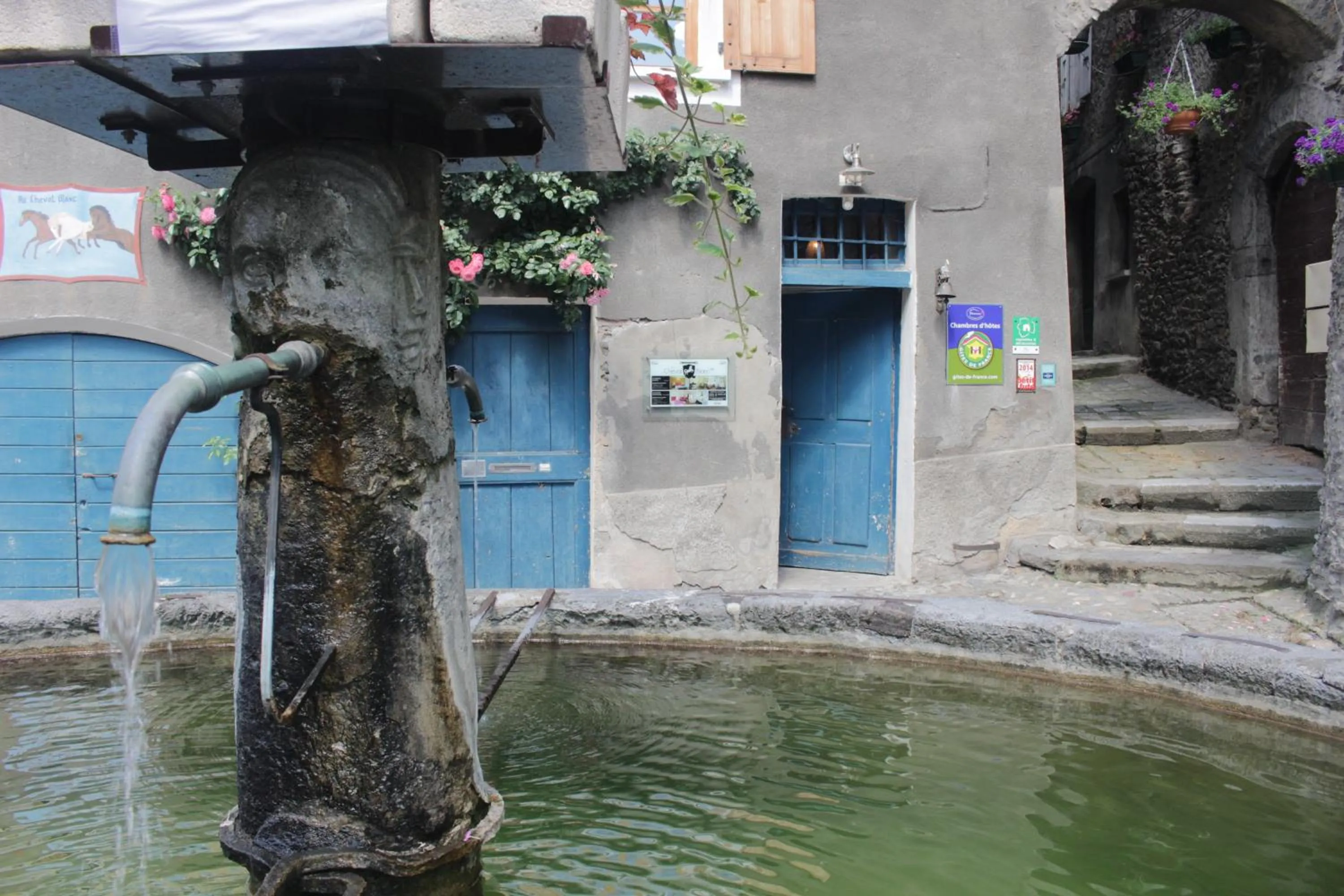 Facade/entrance in Au Cheval Blanc - appartements et chambres d'hôtes