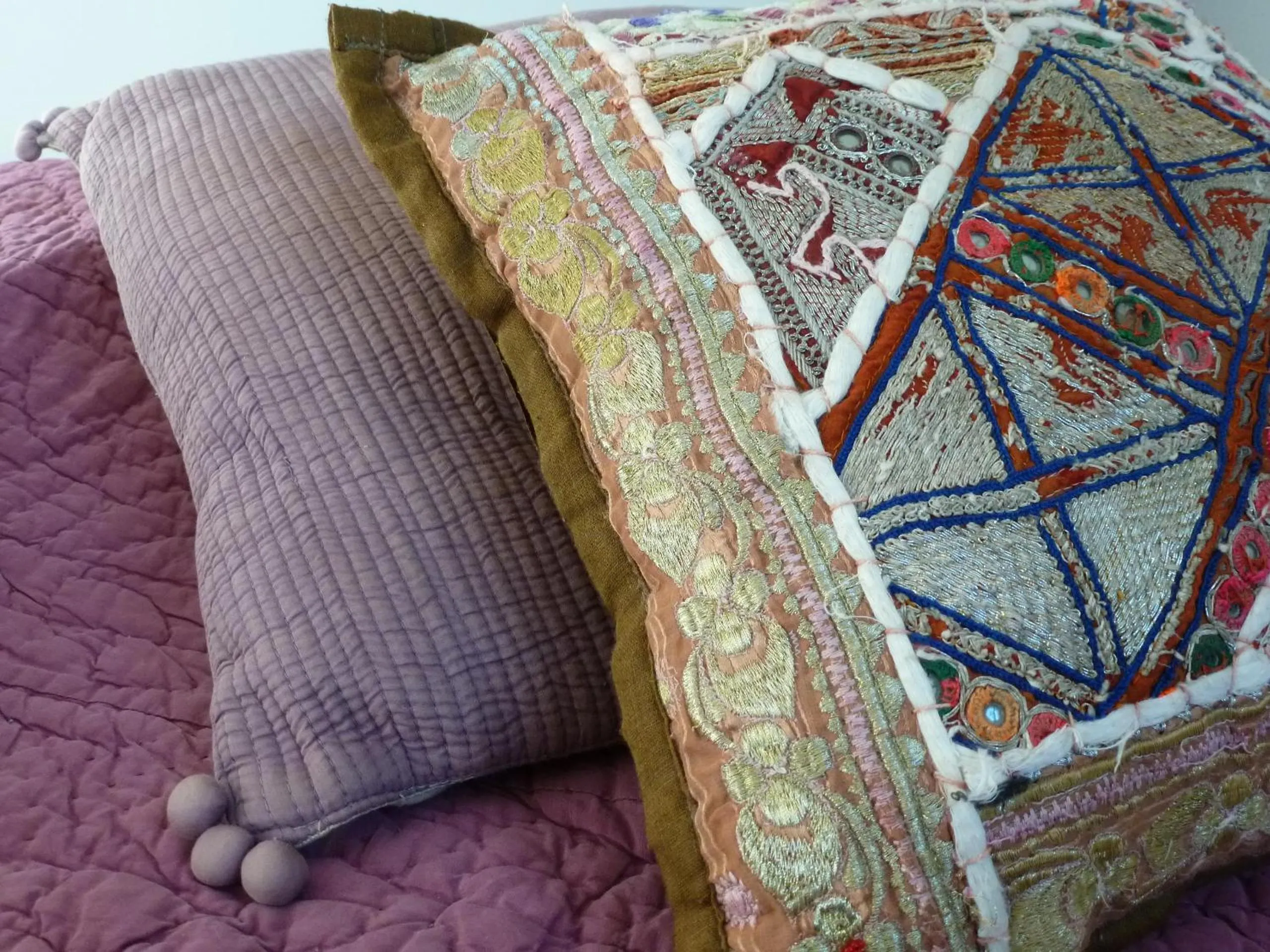 Decorative detail, Bed in Au Cheval Blanc - appartements et chambres d'hôtes