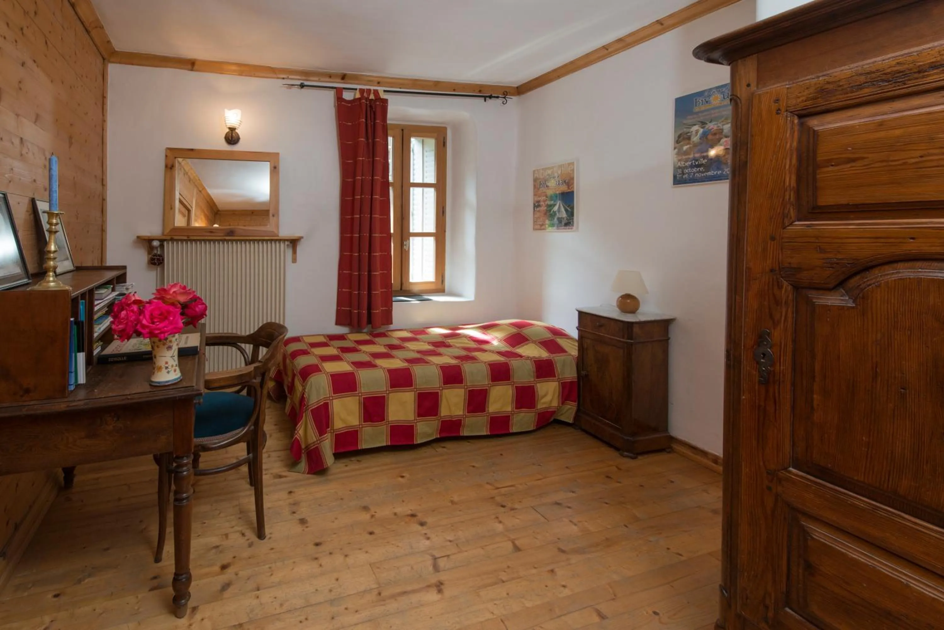 Bed in Au Cheval Blanc - appartements et chambres d'hôtes