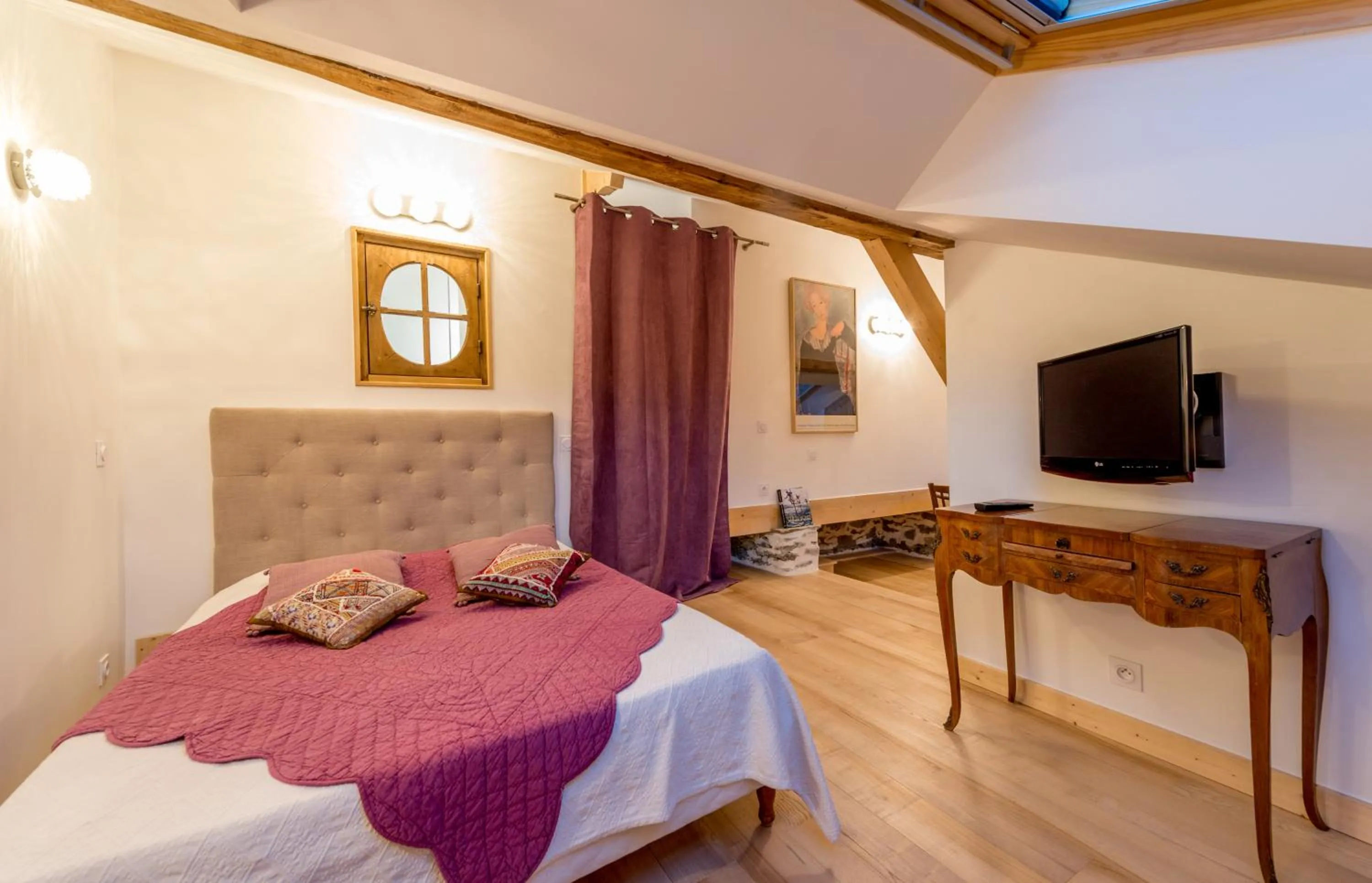 Photo of the whole room, Bed in Au Cheval Blanc - appartements et chambres d'hôtes