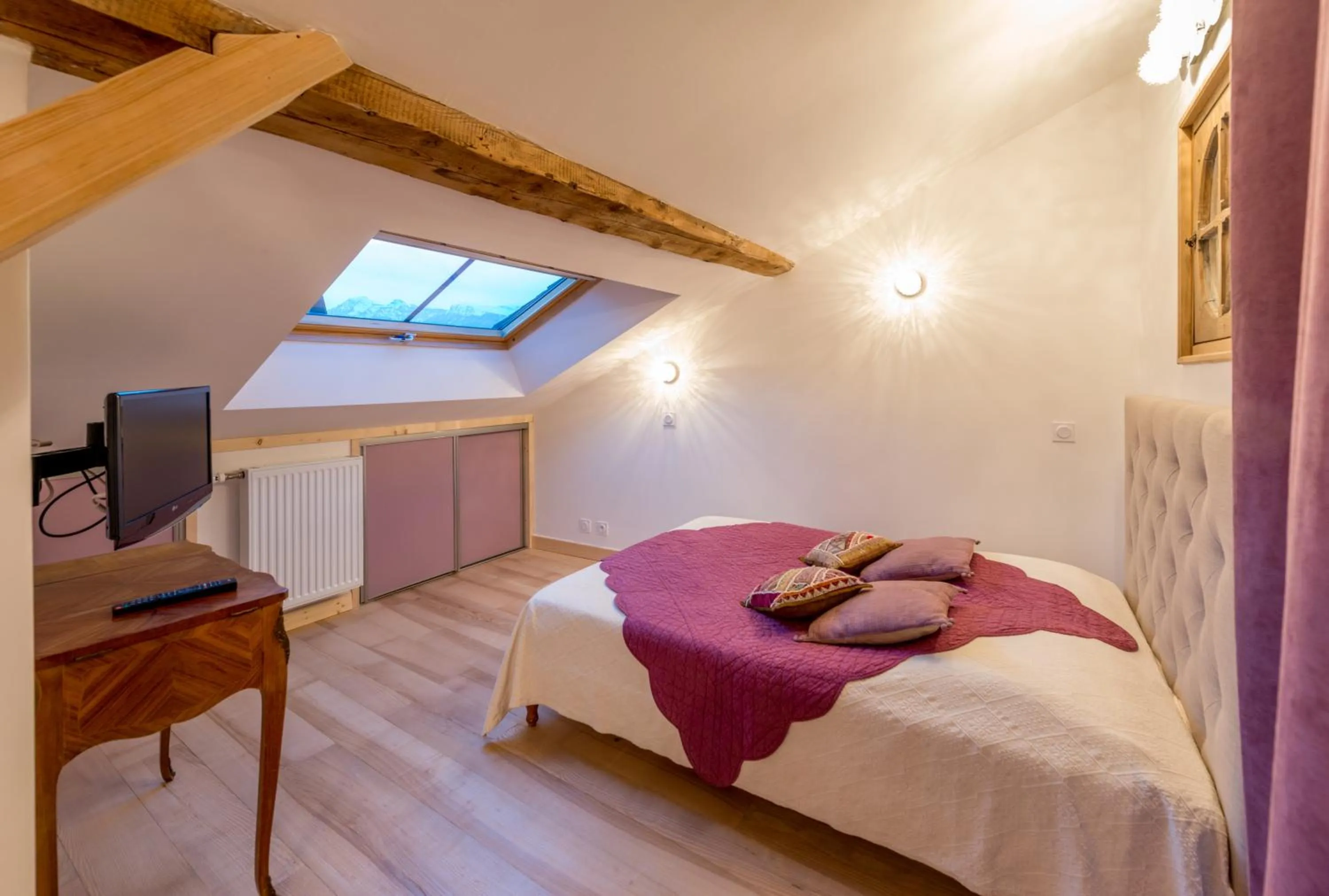 Photo of the whole room, Bed in Au Cheval Blanc - appartements et chambres d'hôtes