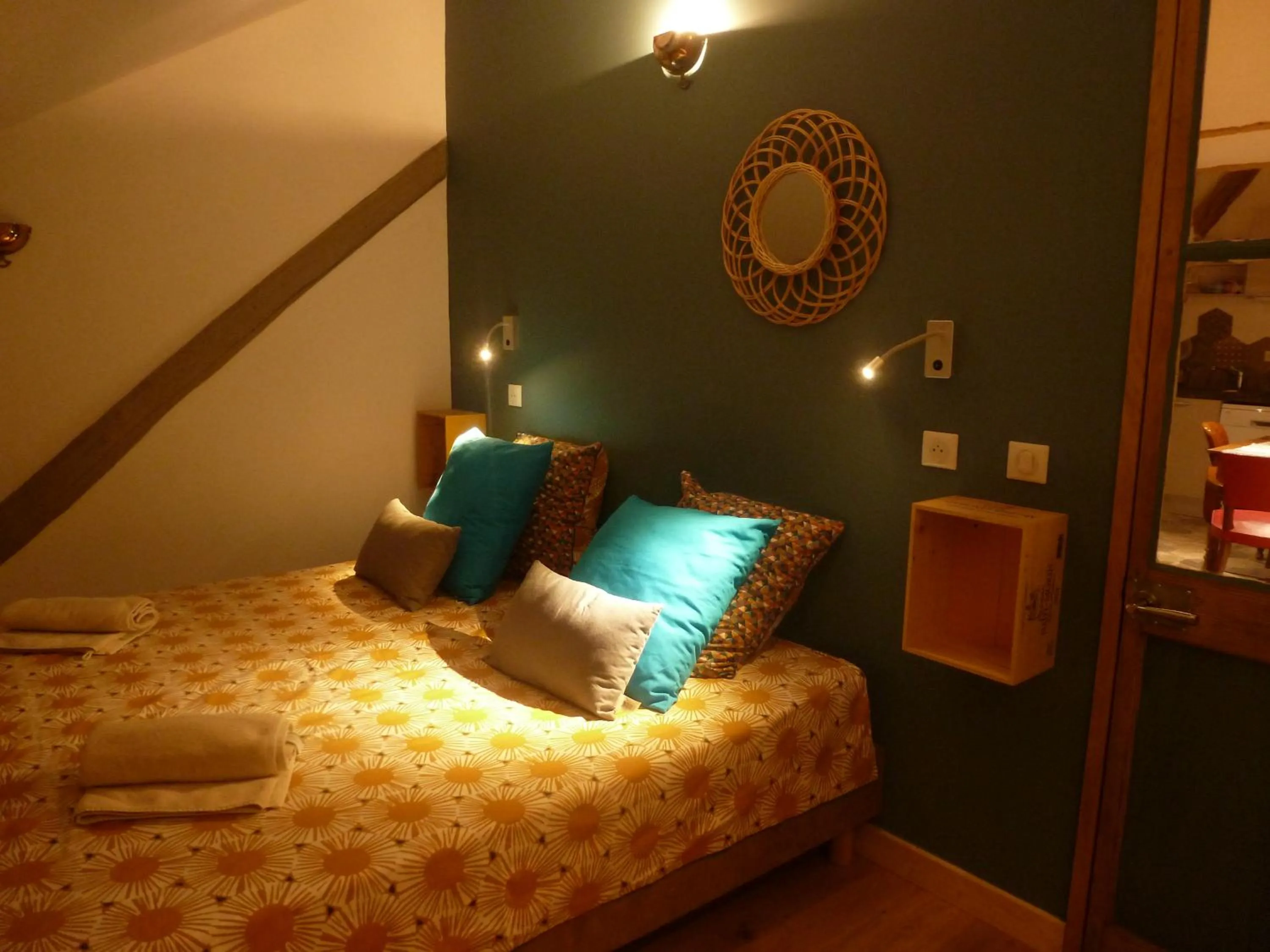 Photo of the whole room, Bed in Au Cheval Blanc - appartements et chambres d'hôtes