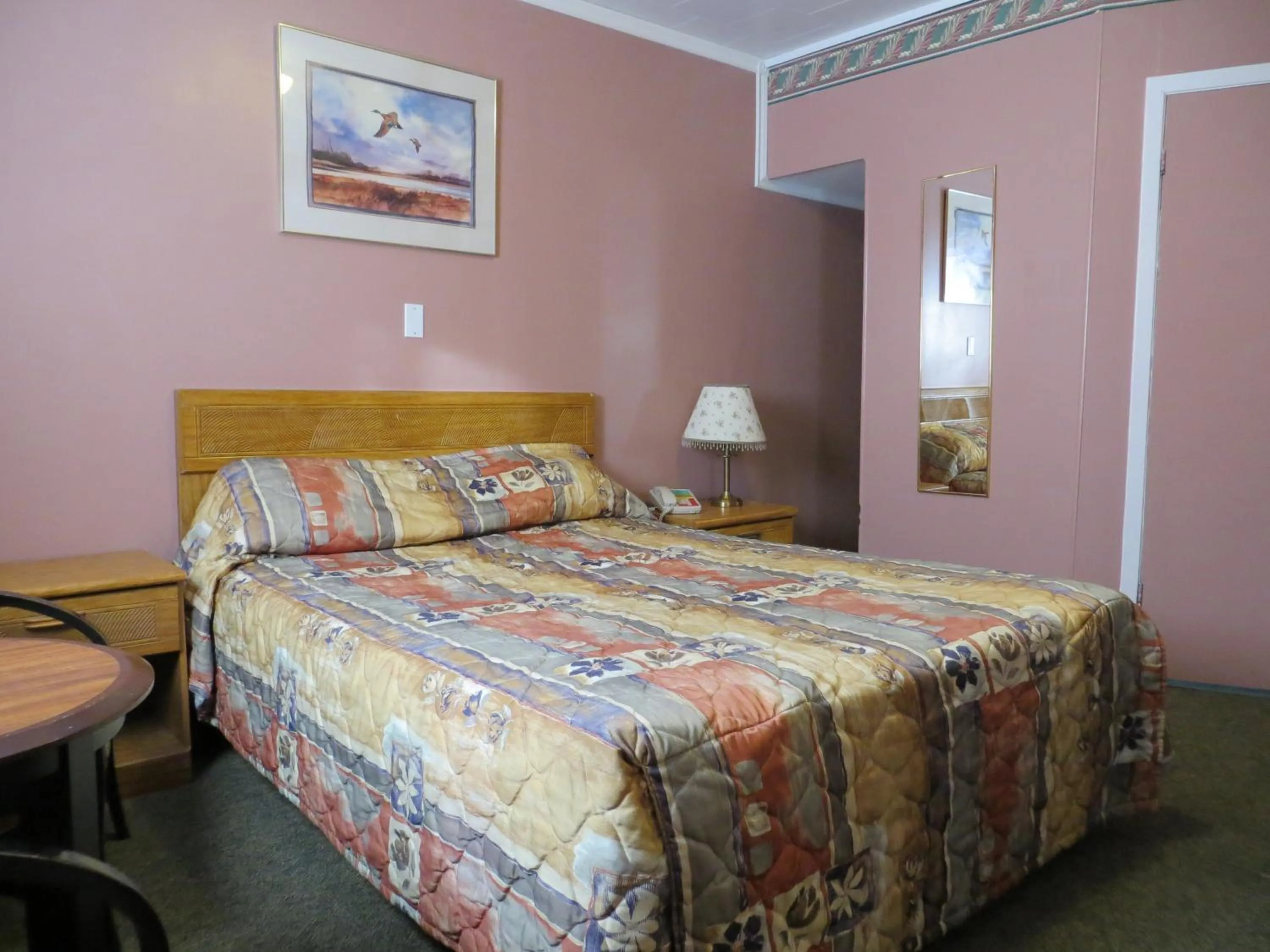 Bed in Kings Inn Orillia