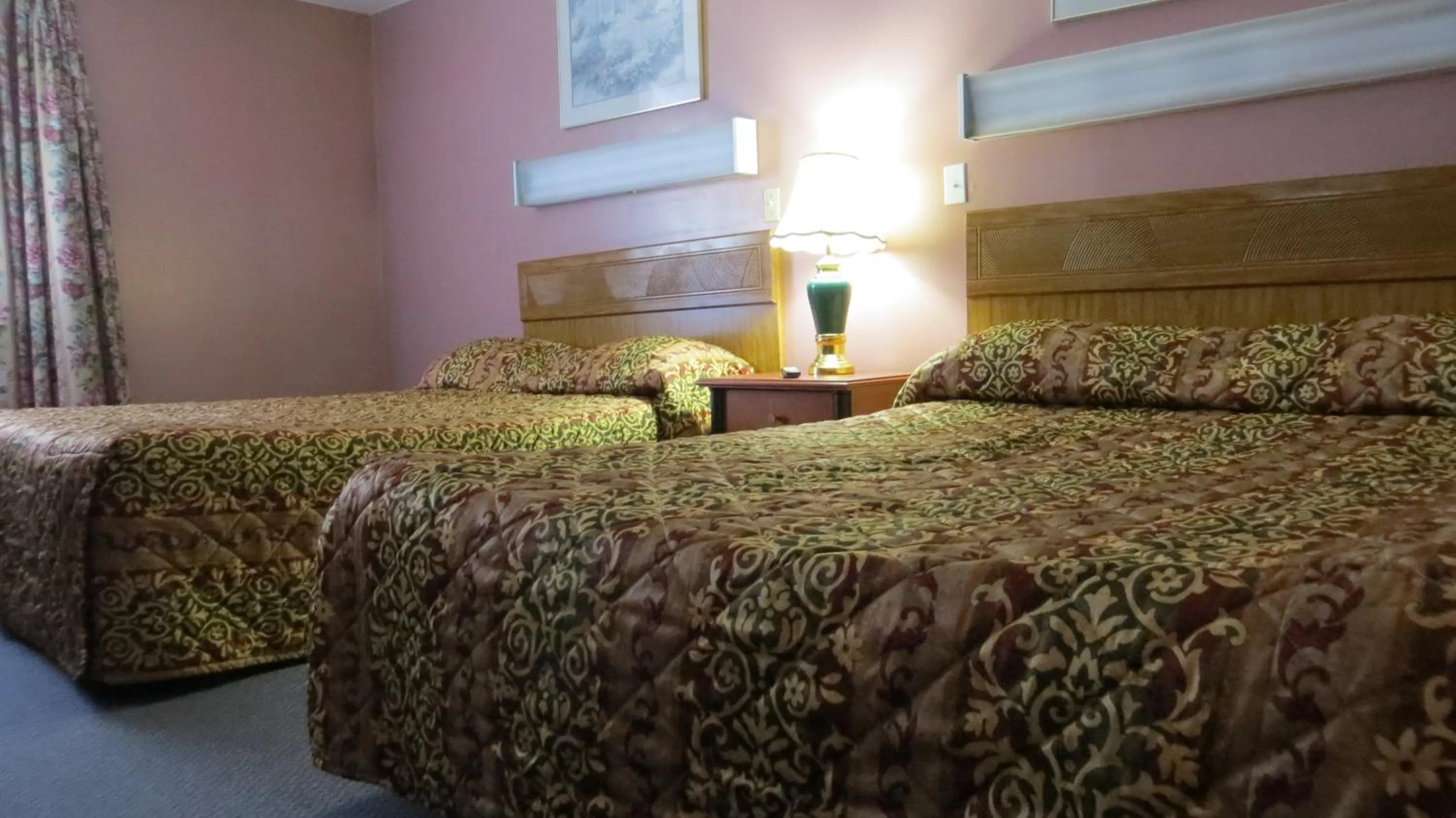 Bed in Kings Inn Orillia