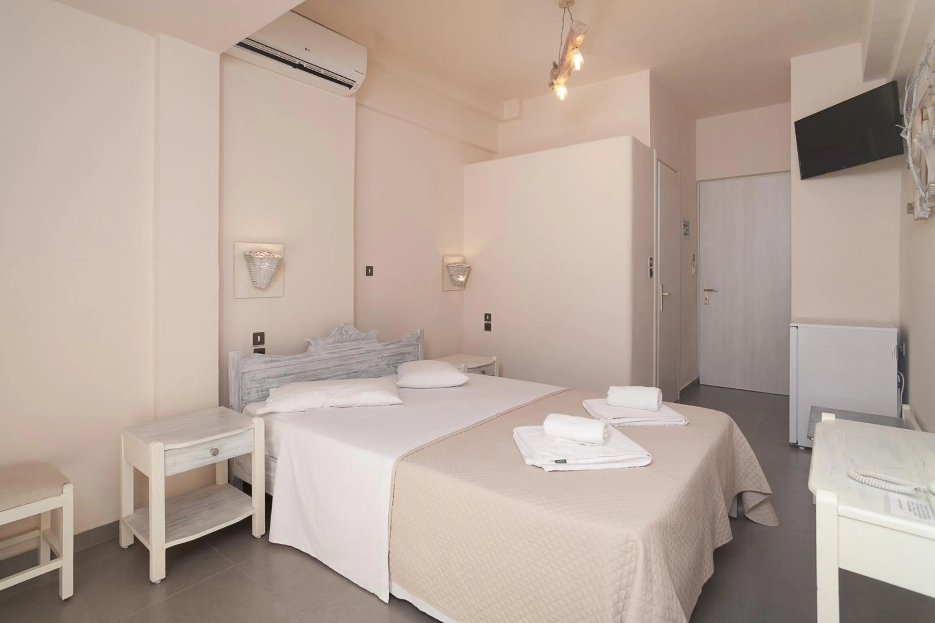 Bedroom, Bed in Amaryllis Hotel