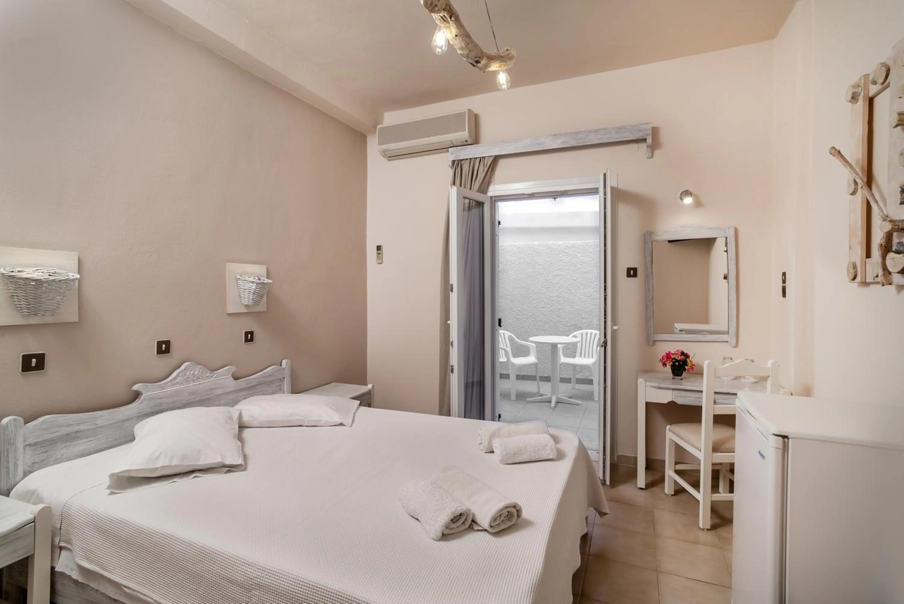 Photo of the whole room, Bed in Amaryllis Hotel