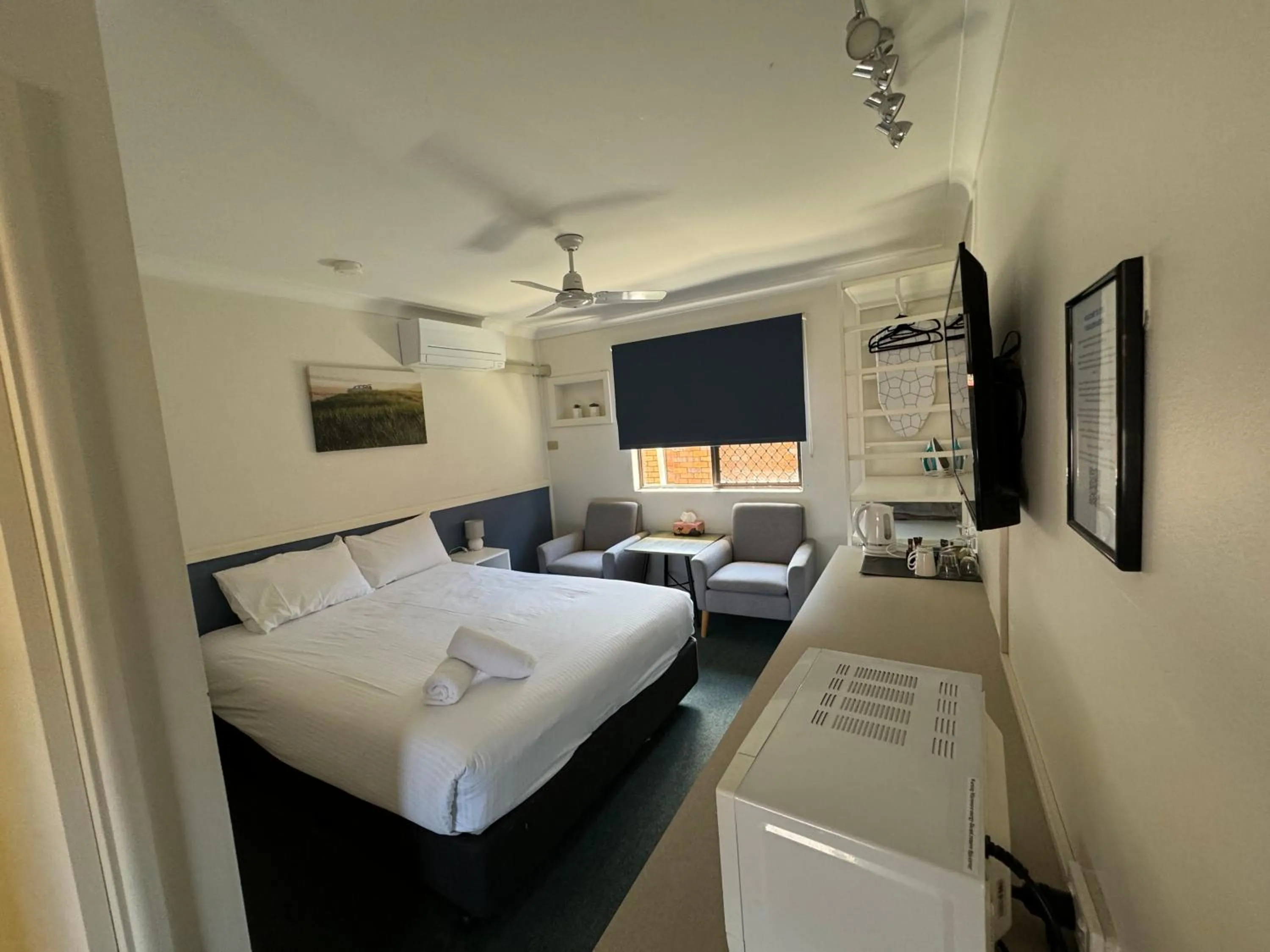 Bedroom, Bed in Toreador Motel