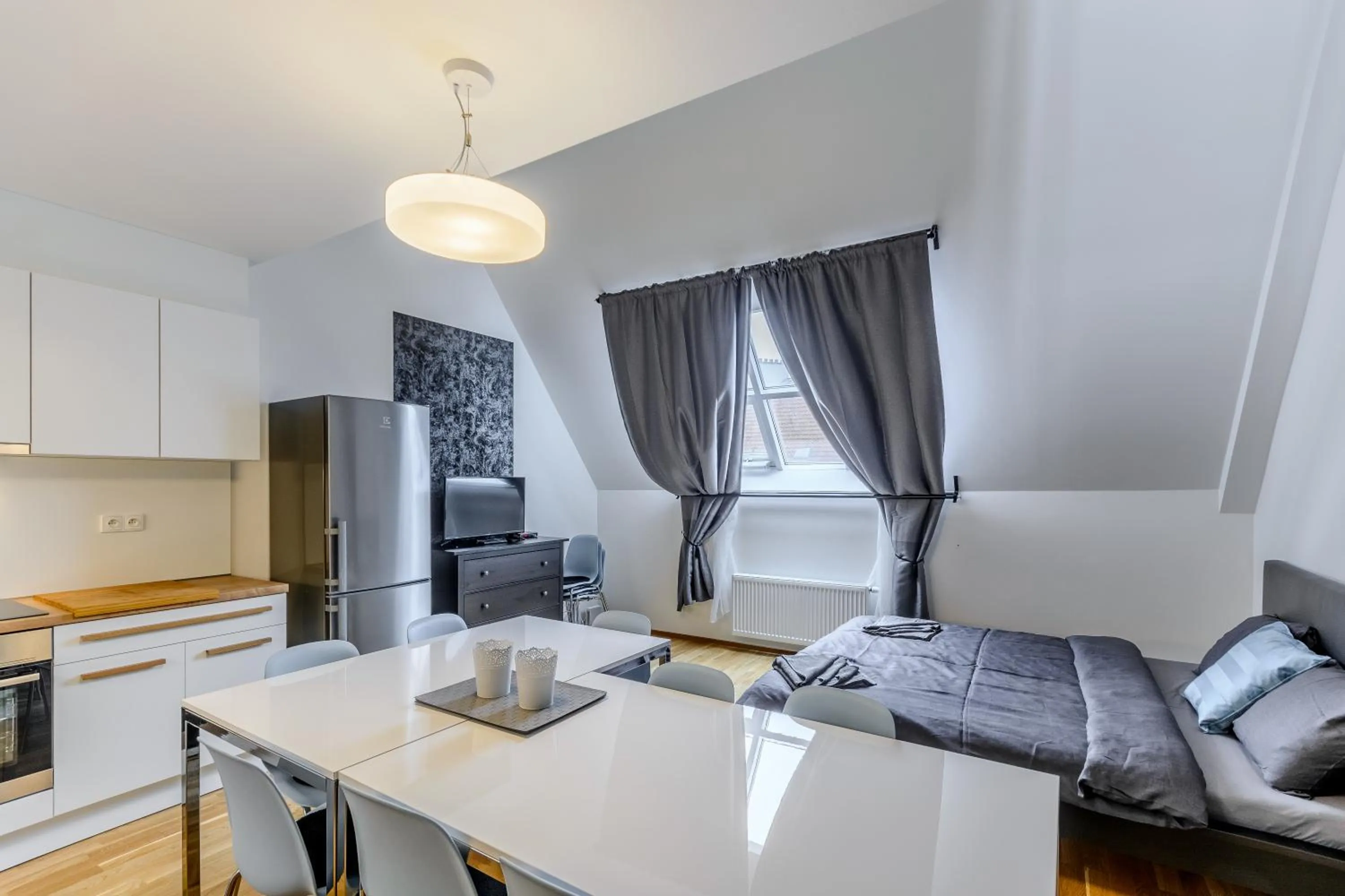 Dining area, Bed in Riverside SPIRIT