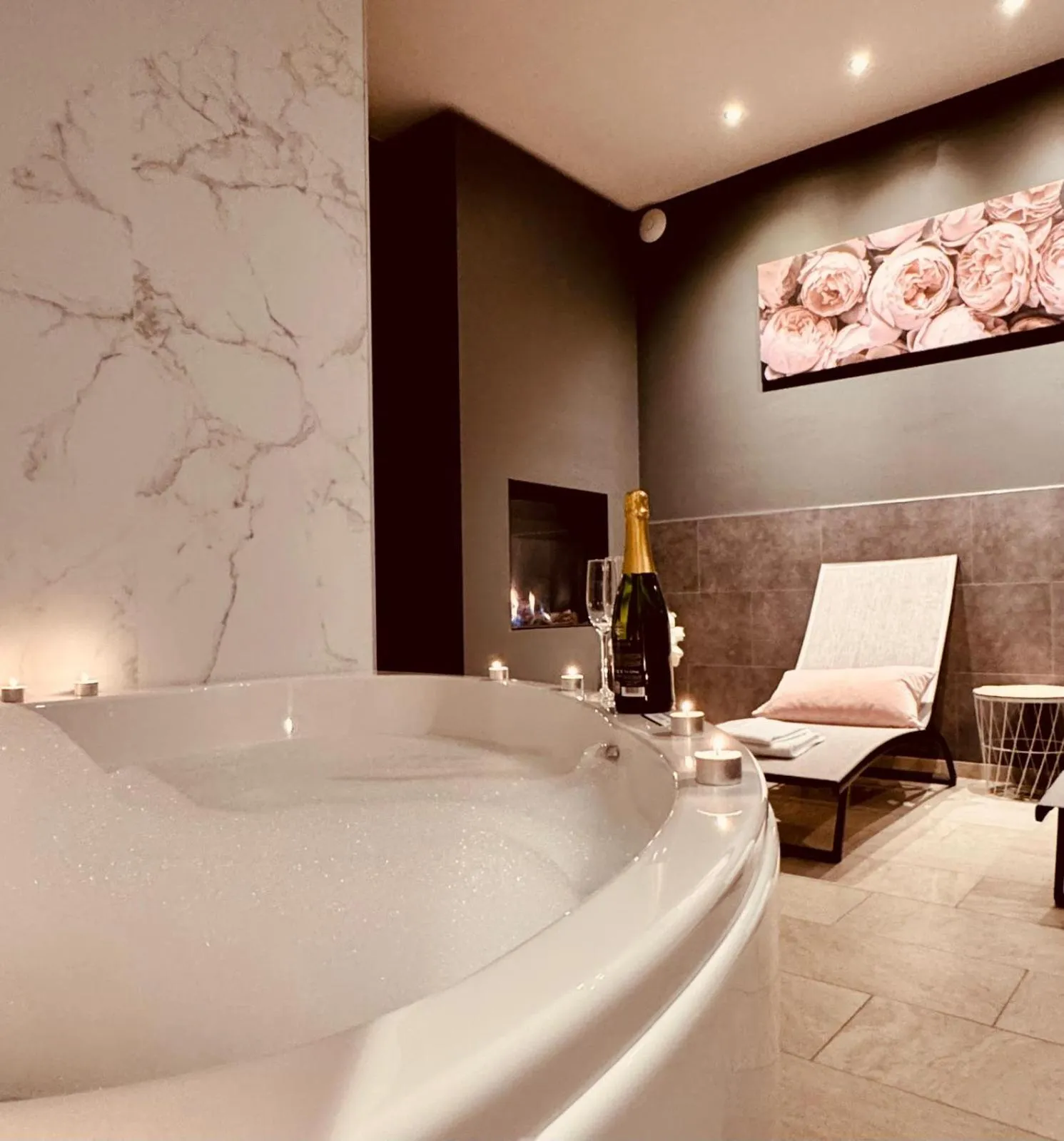 Hot Tub in The Rose Suites