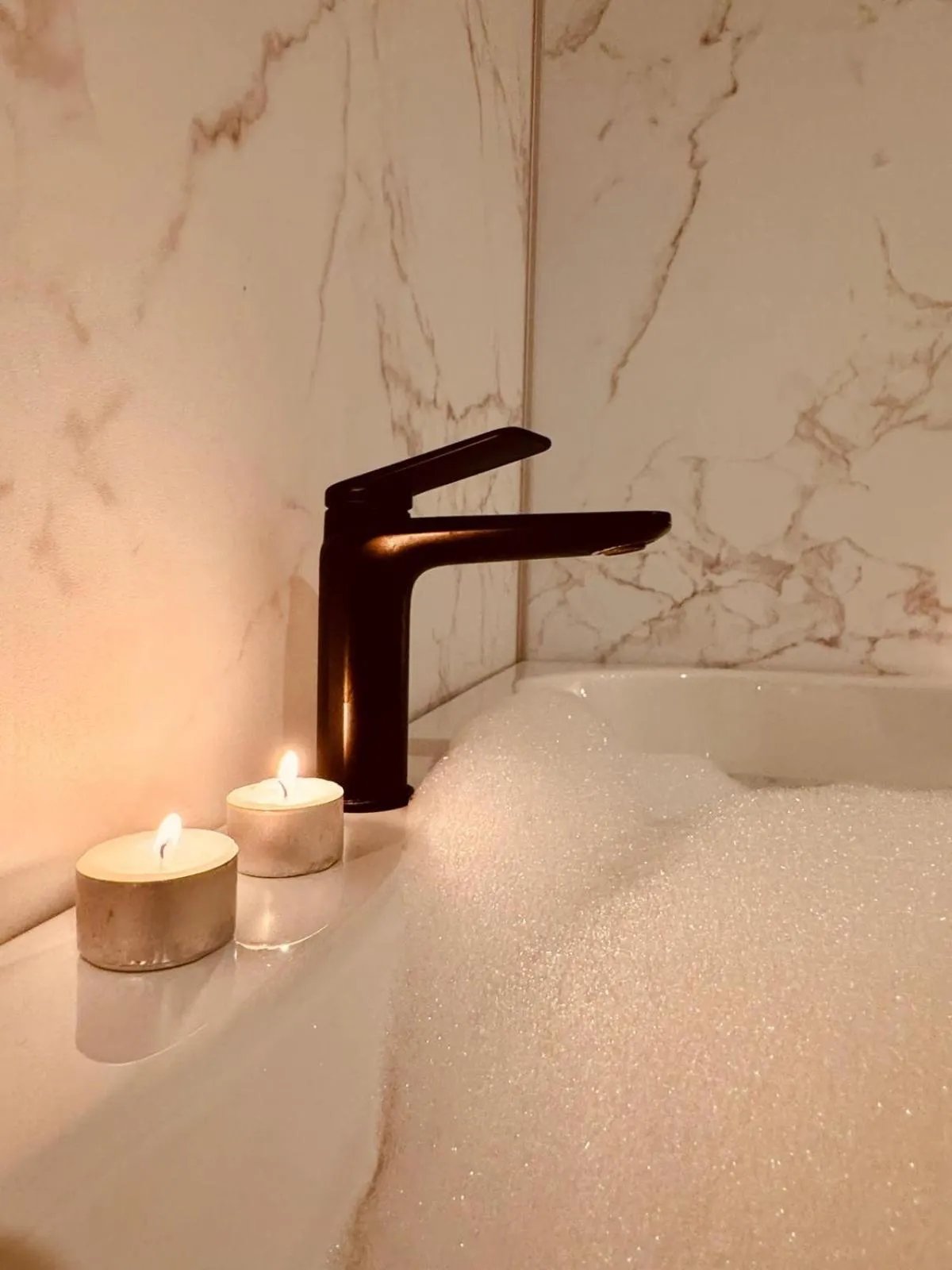 Bath, Bed in The Rose Suites