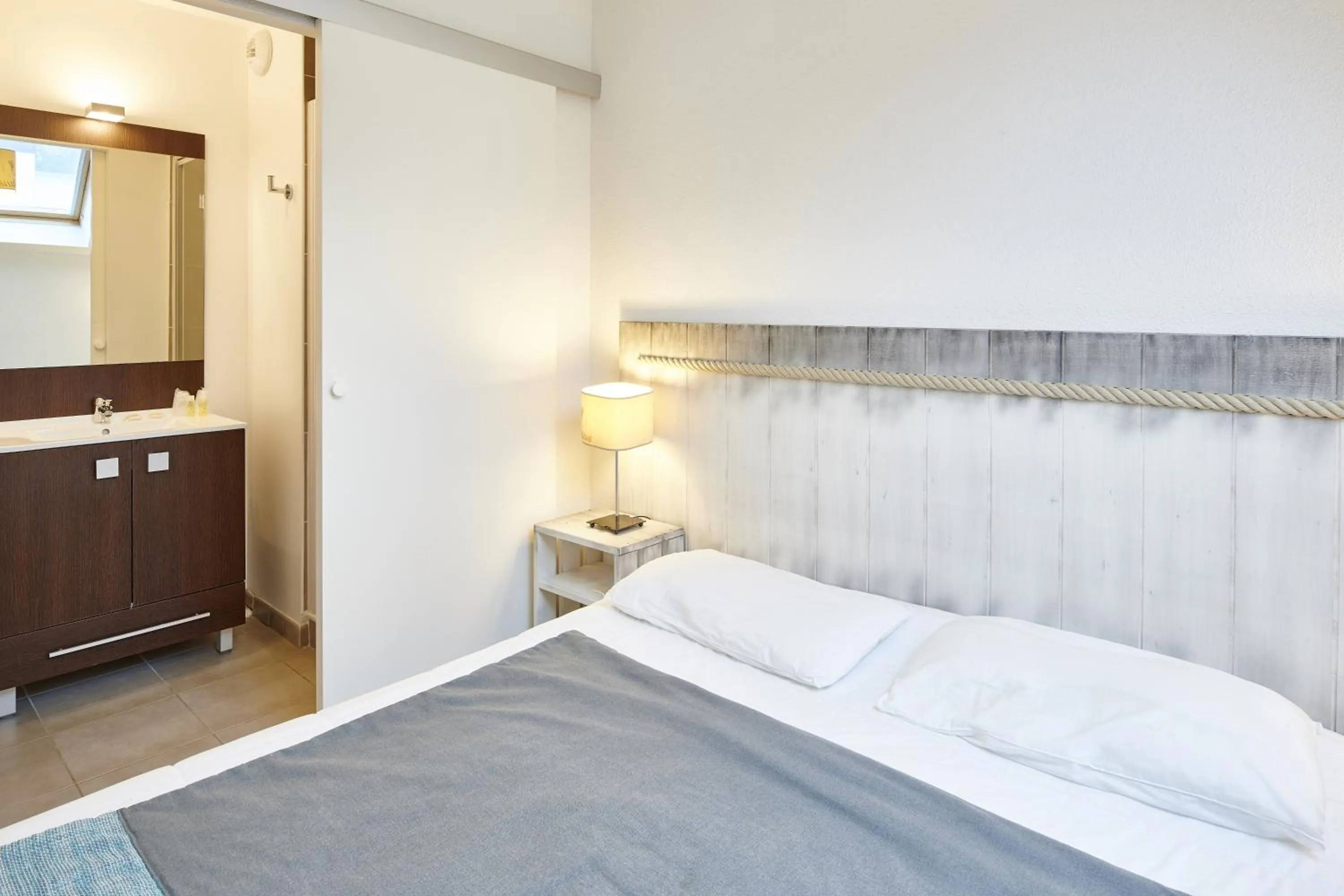 Bathroom, Bed in Résidence Vacances Bleues Les Jardins d'Arvor