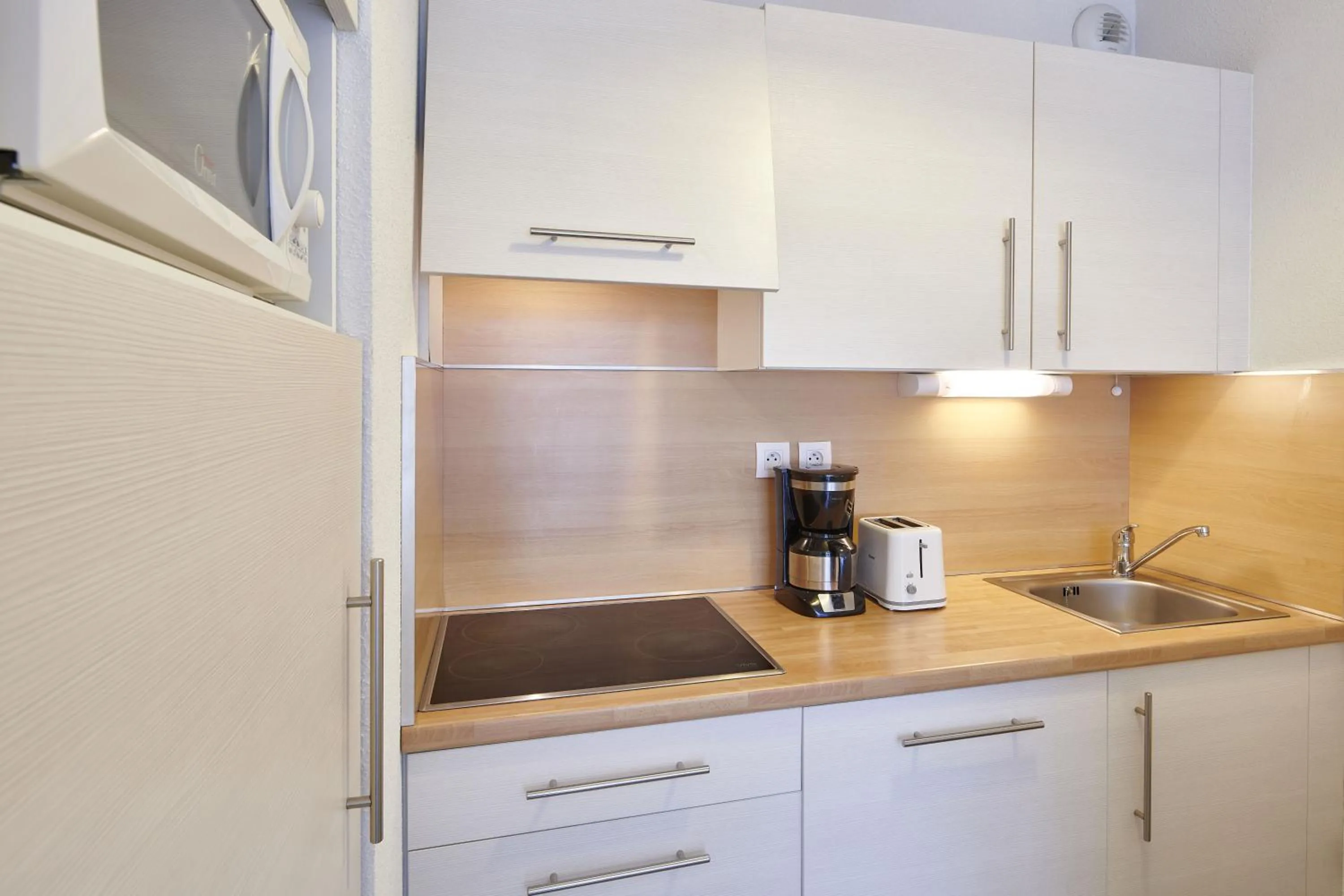 Kitchen or kitchenette in Résidence Vacances Bleues Les Jardins d'Arvor