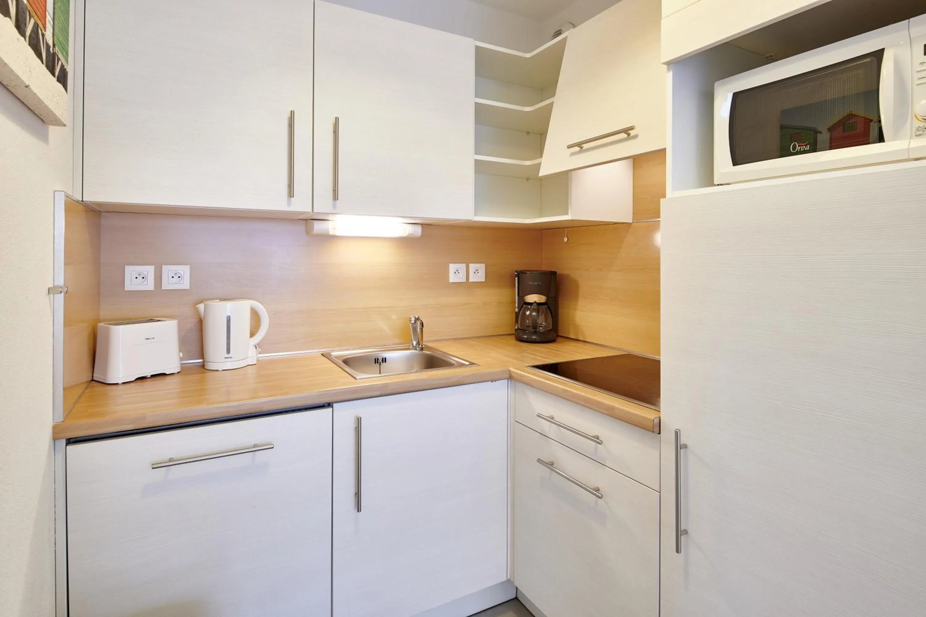 Kitchen or kitchenette in Résidence Vacances Bleues Les Jardins d'Arvor