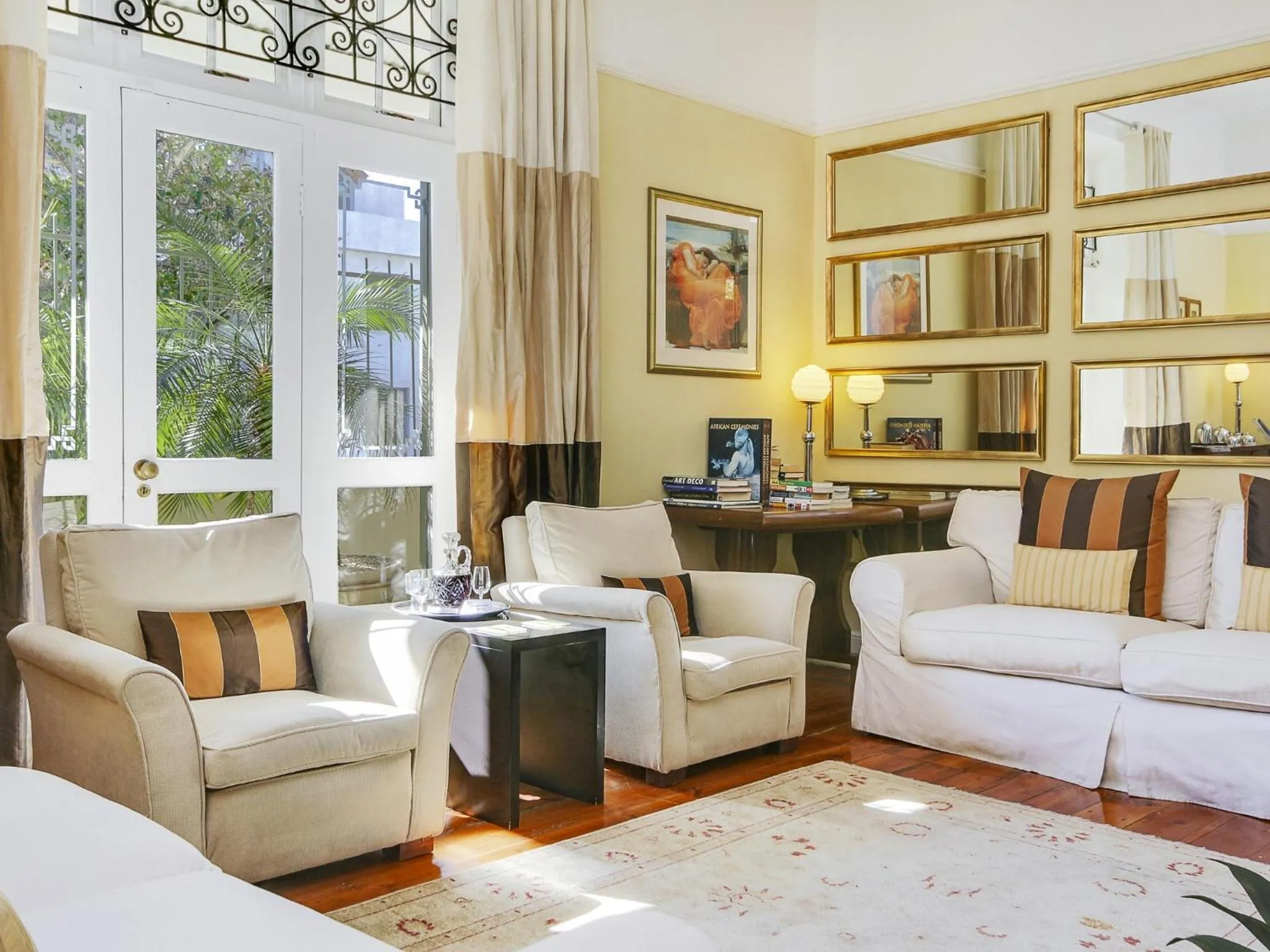 Communal lounge/ TV room in Liberty Lodge Guest House