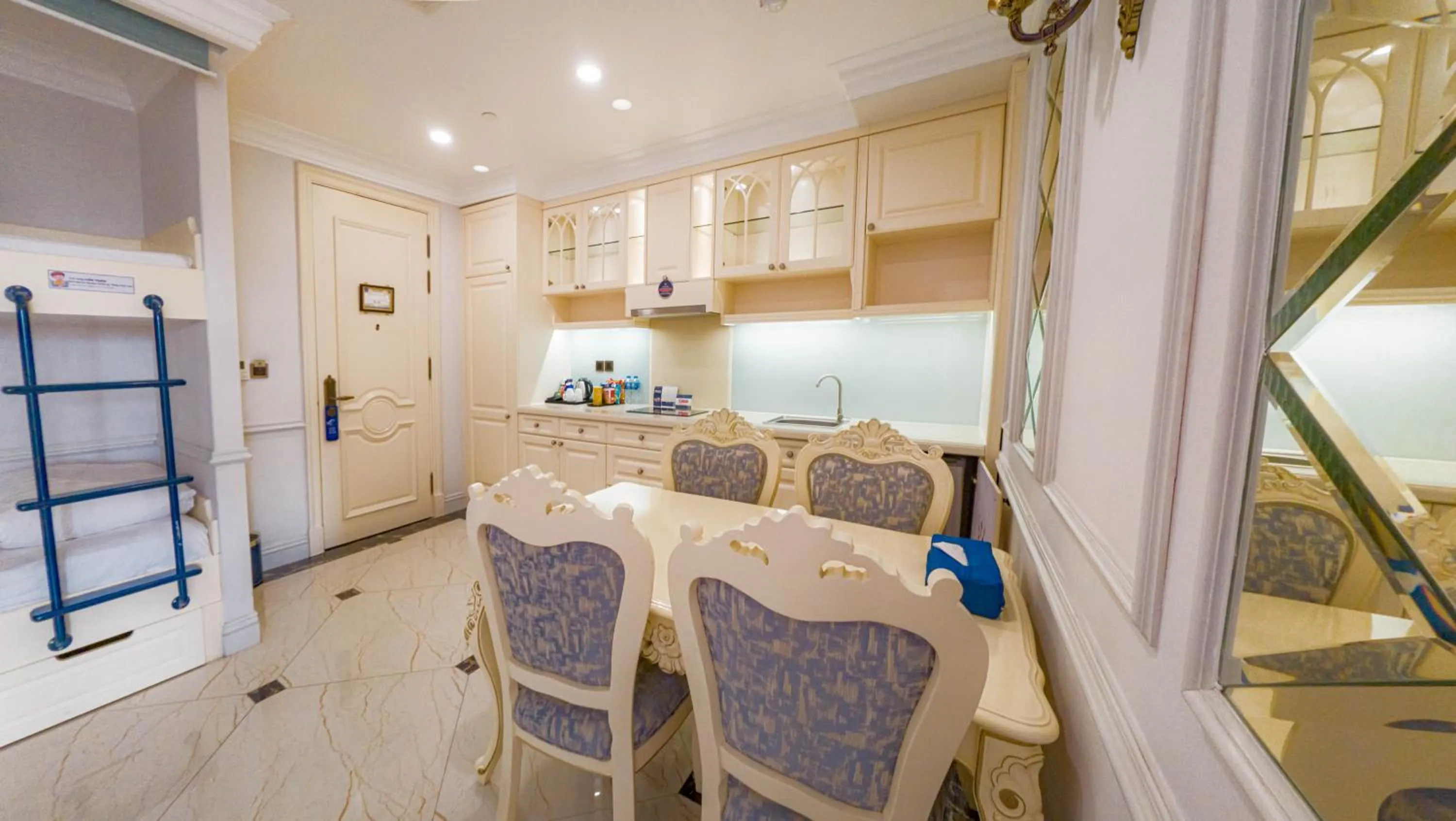 bunk bed in Lan Rung Beach Resort