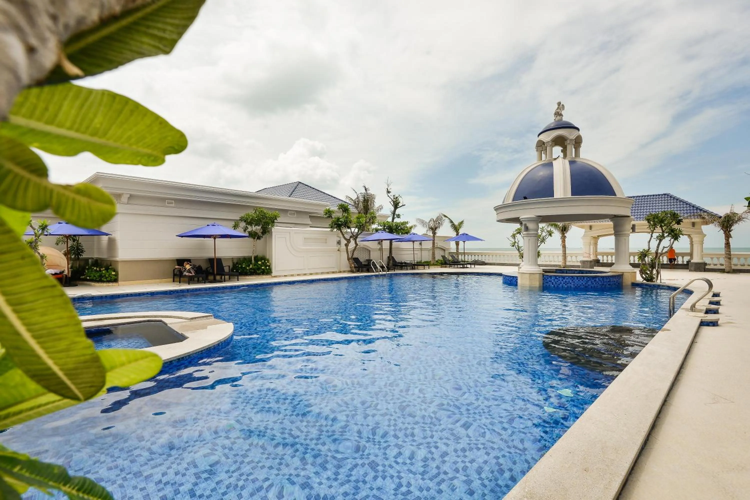 Swimming pool in Lan Rung Beach Resort