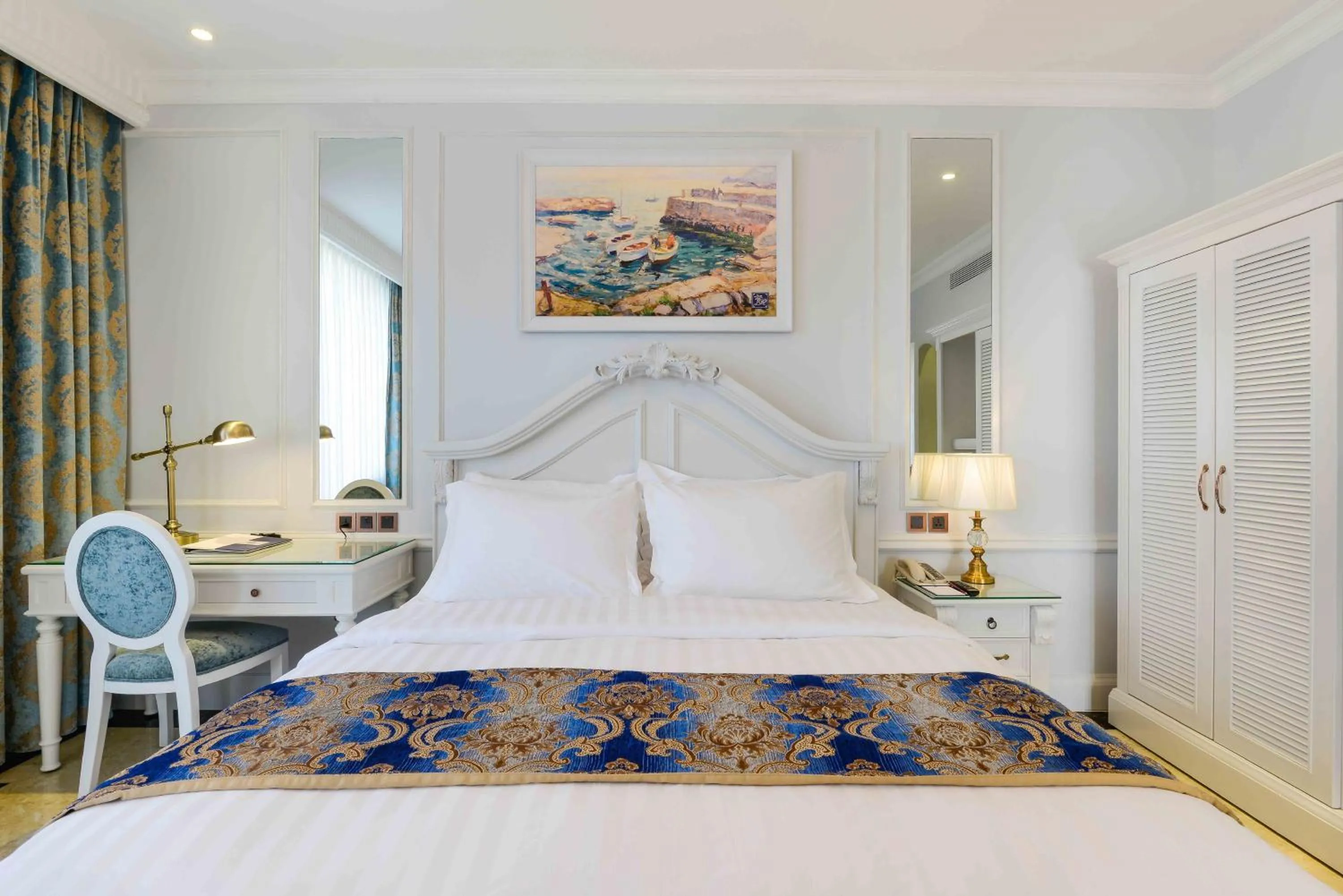 Bed in Lan Rung Beach Resort