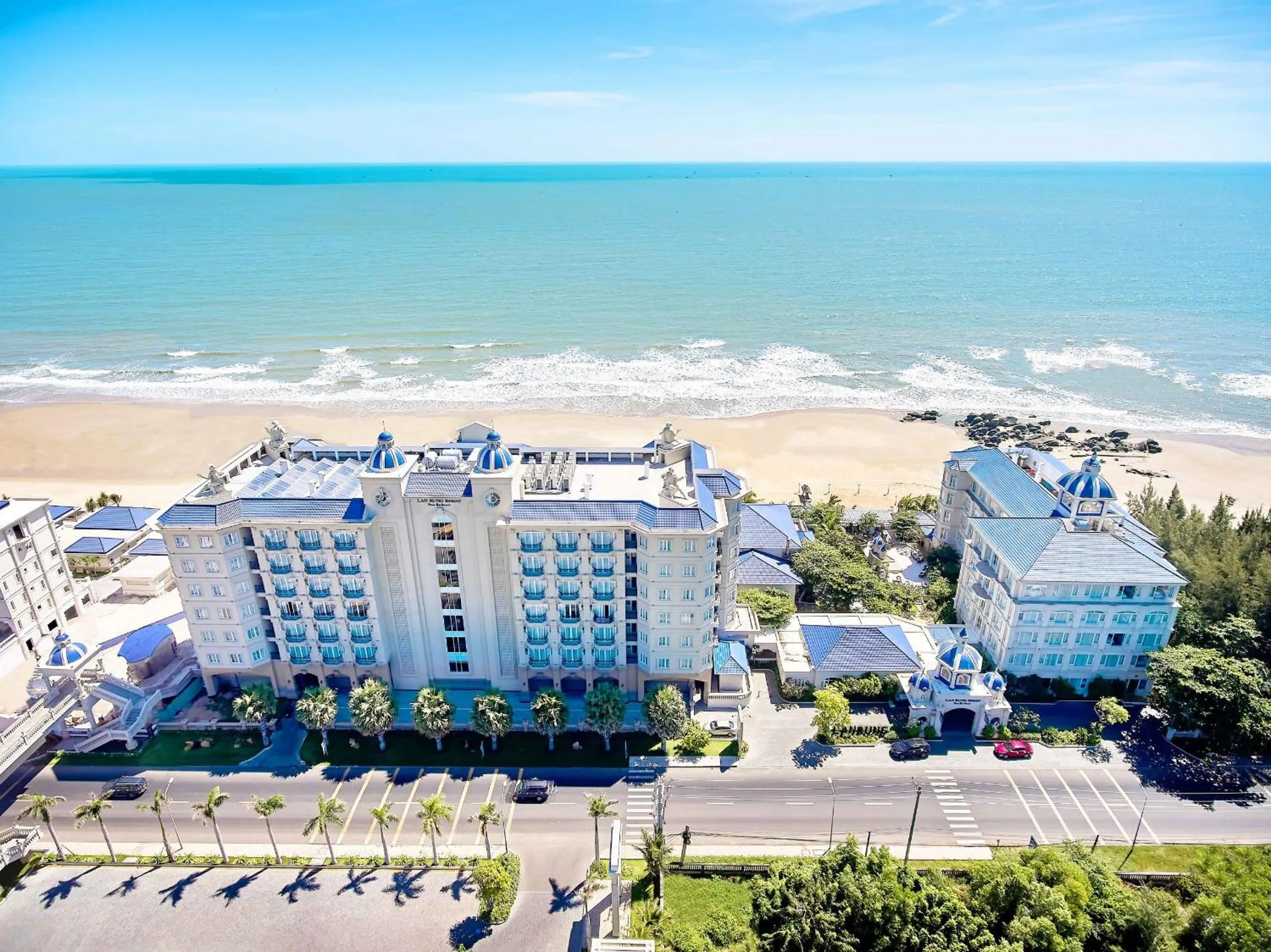 Property building in Lan Rung Beach Resort