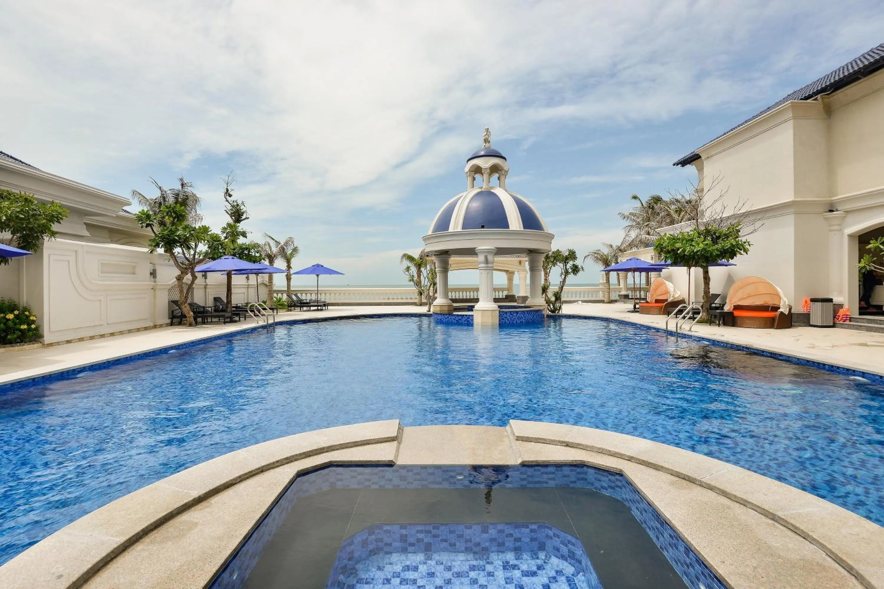 Swimming pool in Lan Rung Beach Resort