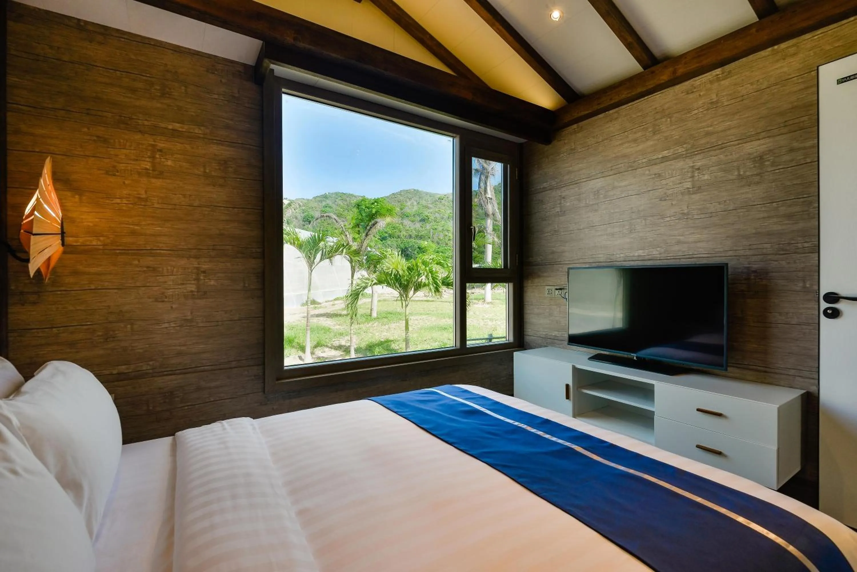 Bedroom, Bed in Lan Rung Beach Resort