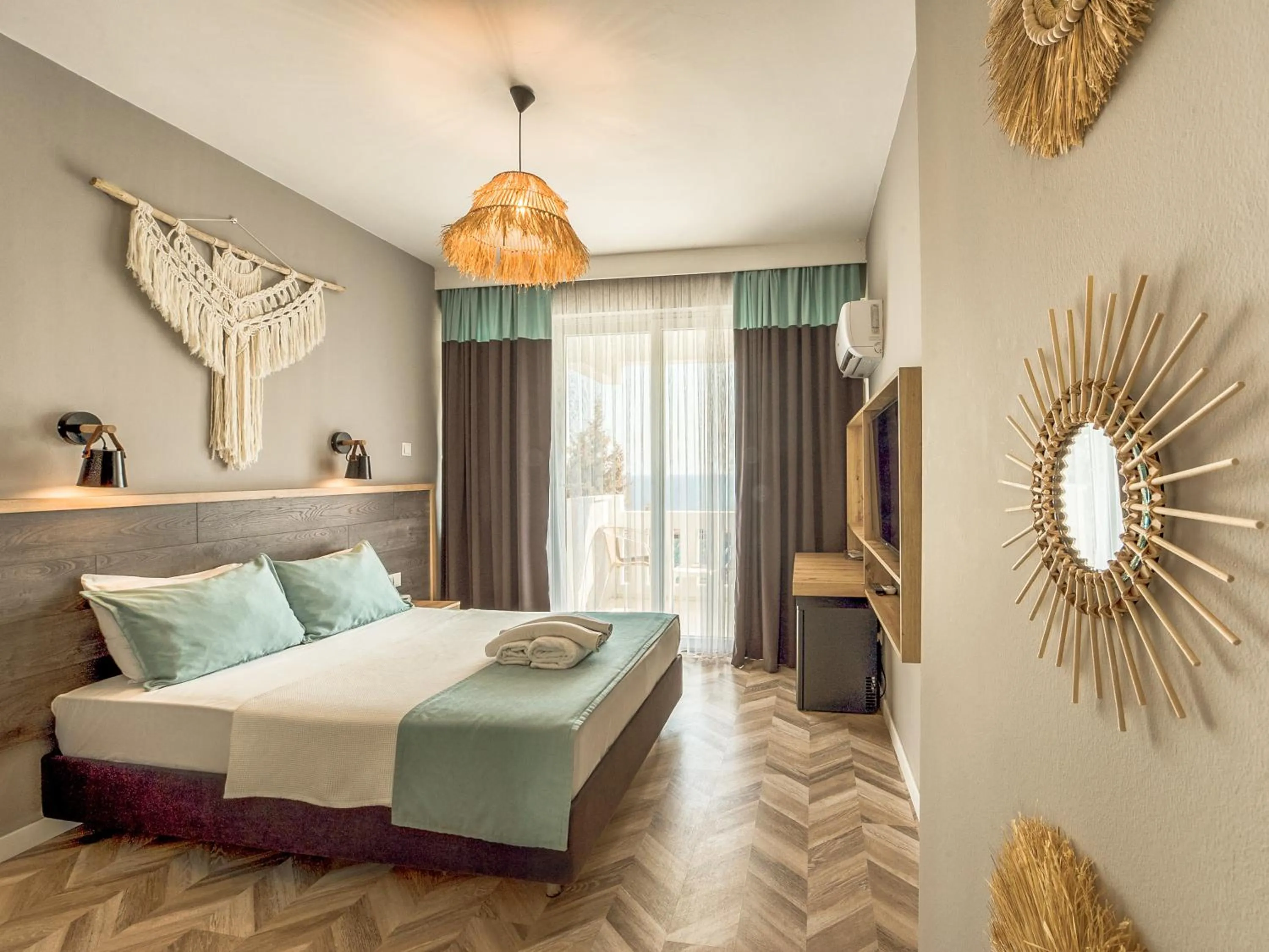 Swimming pool, Bed in Royal City Hotel