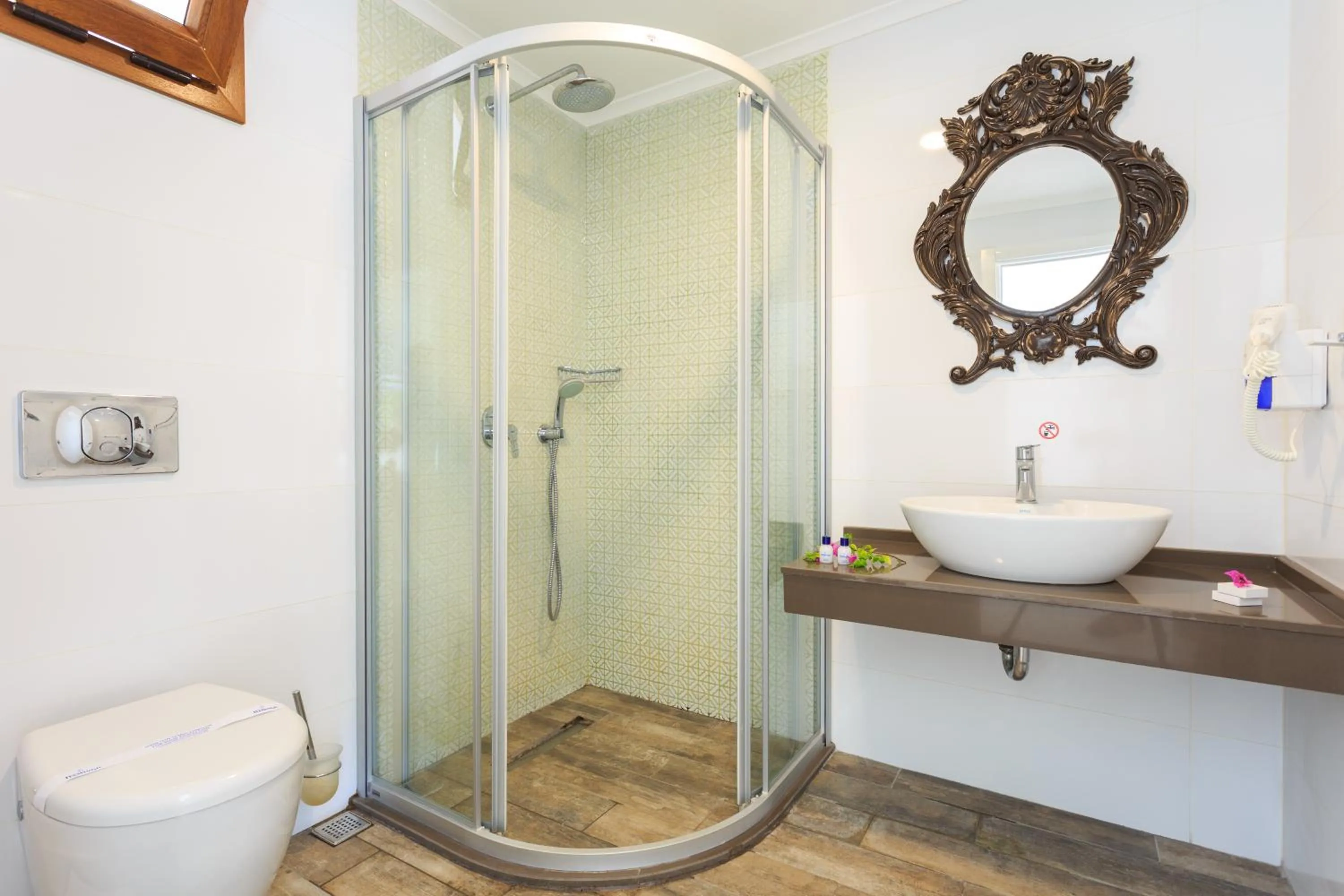 Shower in Flamingo Hotel & Spa - Pet Friendly