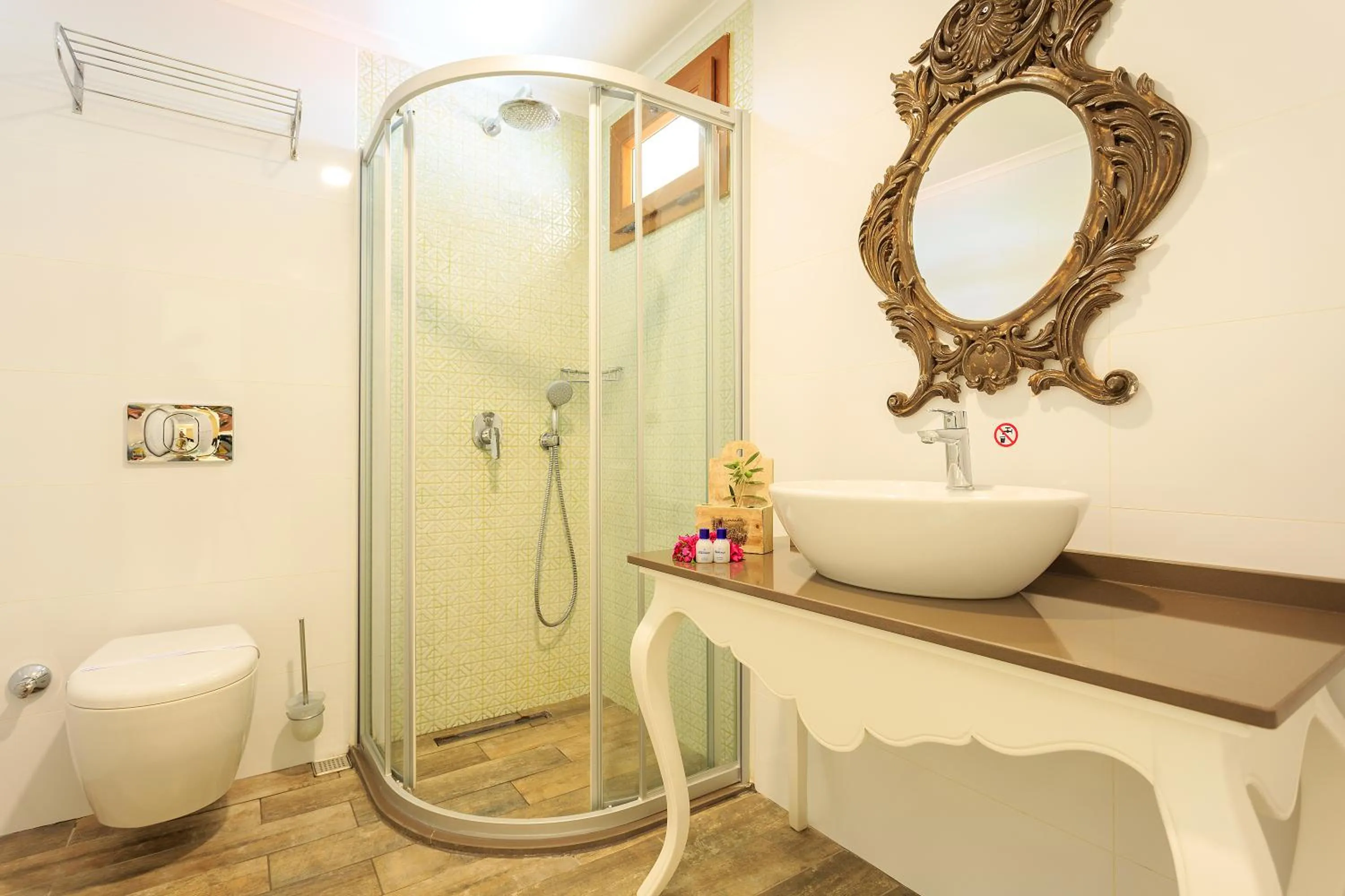 Toilet in Flamingo Hotel & Spa - Pet Friendly