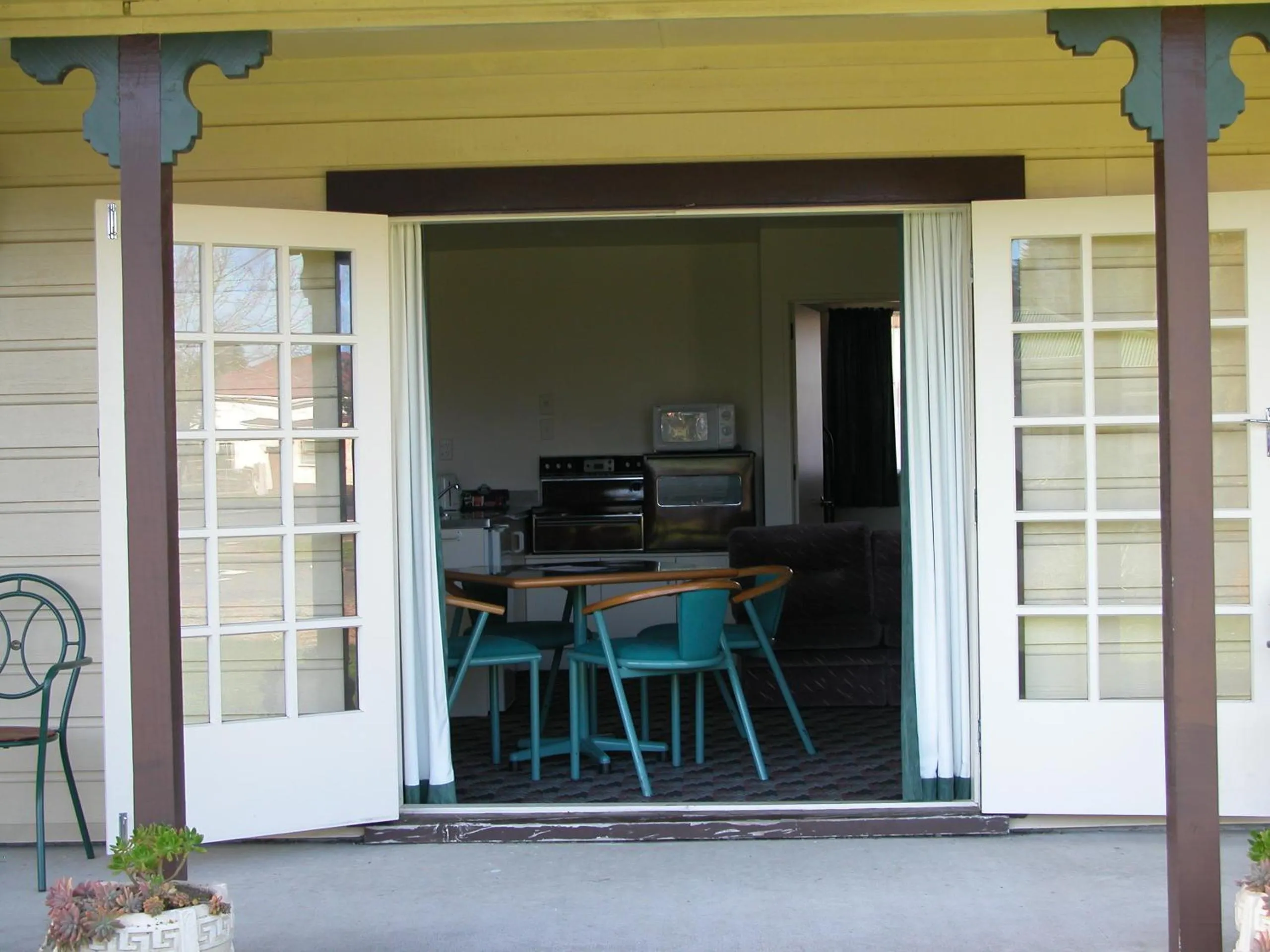 Kitchen or kitchenette in Karamea Village Hotel