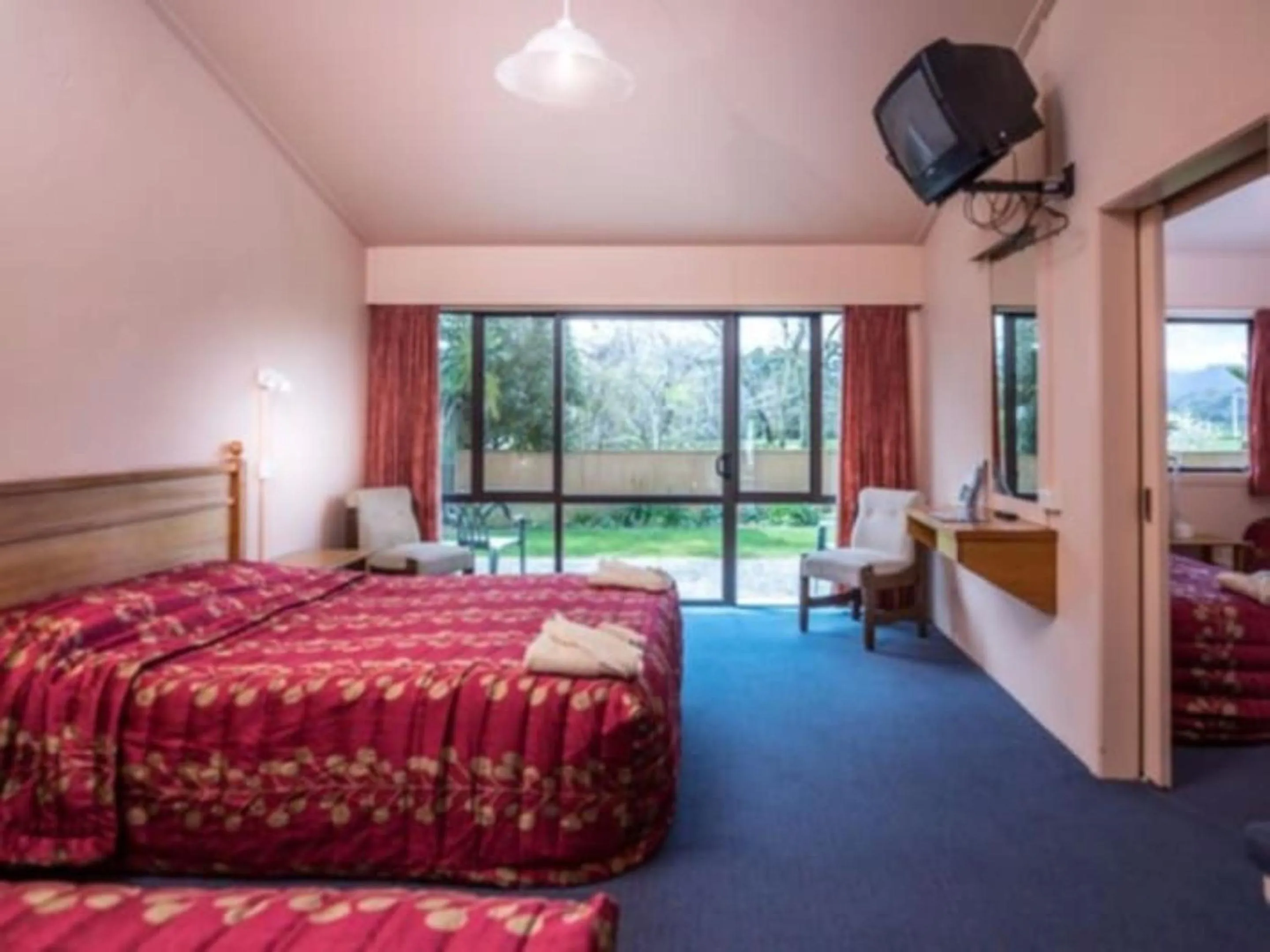 Bed in Karamea Village Hotel