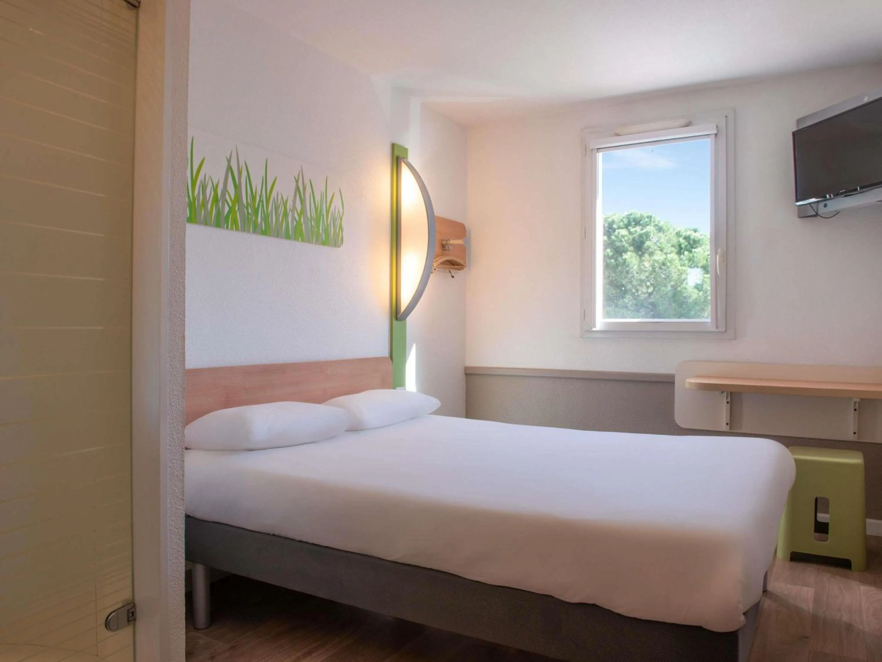 Bedroom, Bed in ibis budget Marseille Aeroport Provence