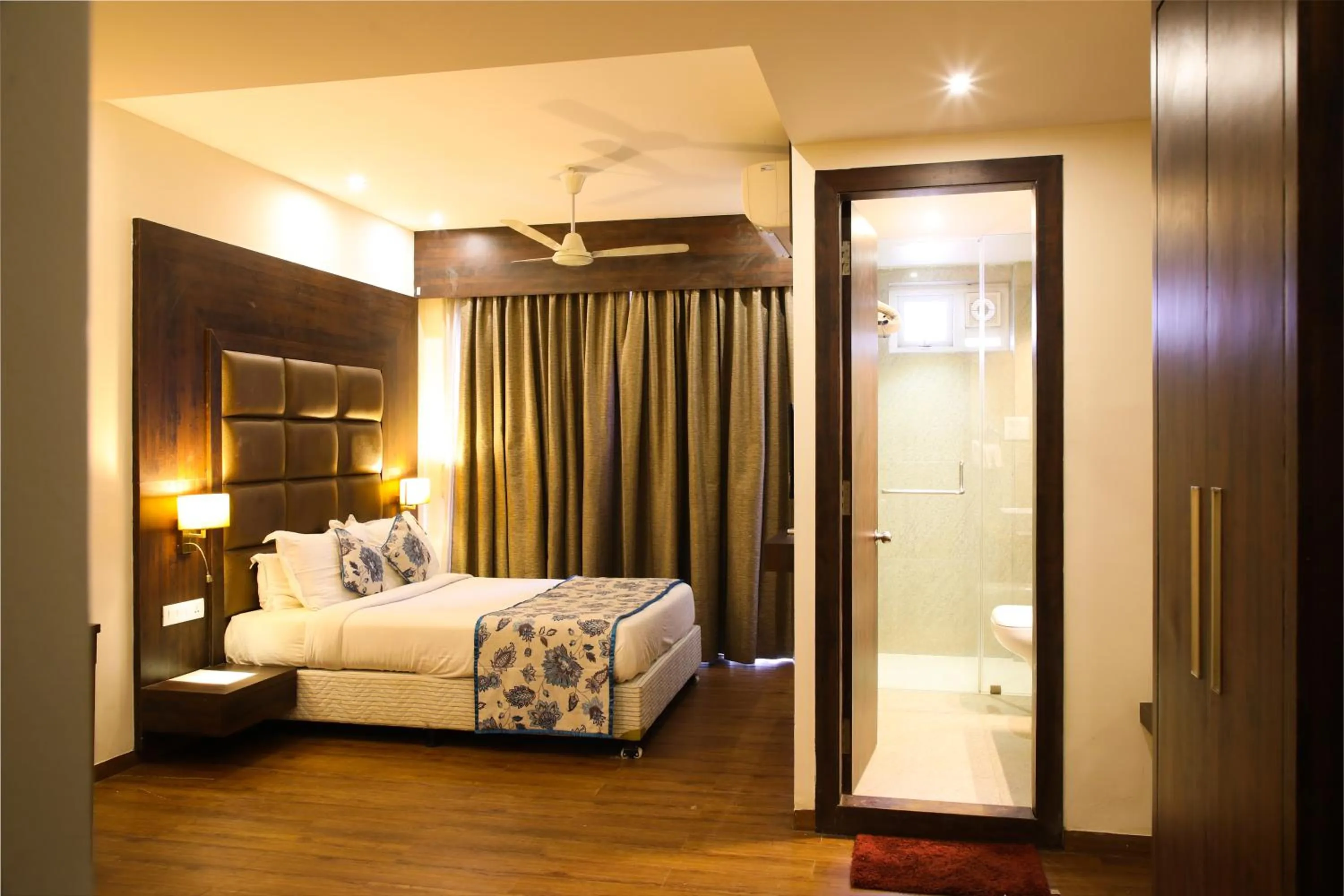 Photo of the whole room, Bed in Riva Gold Coast