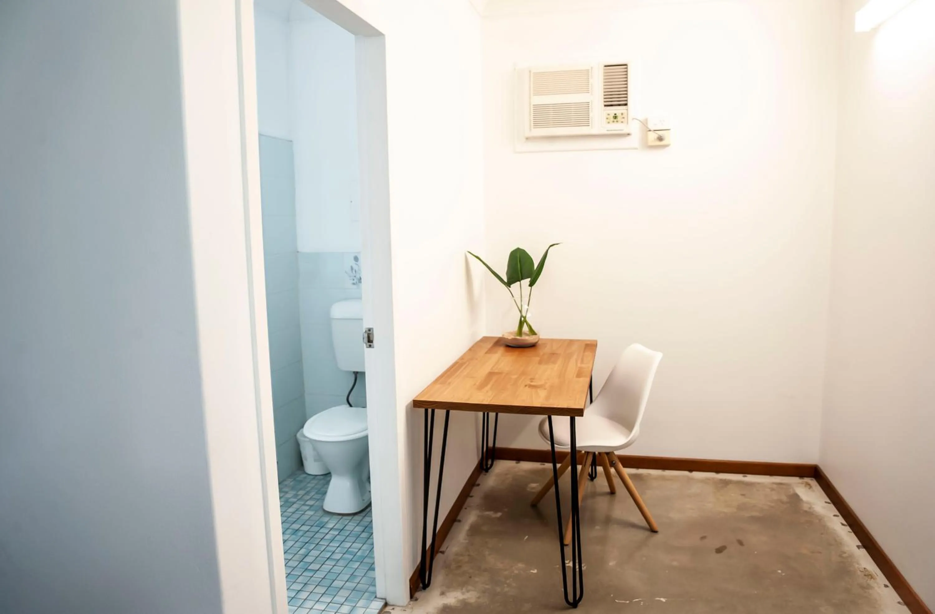 Toilet in Motel Nomad