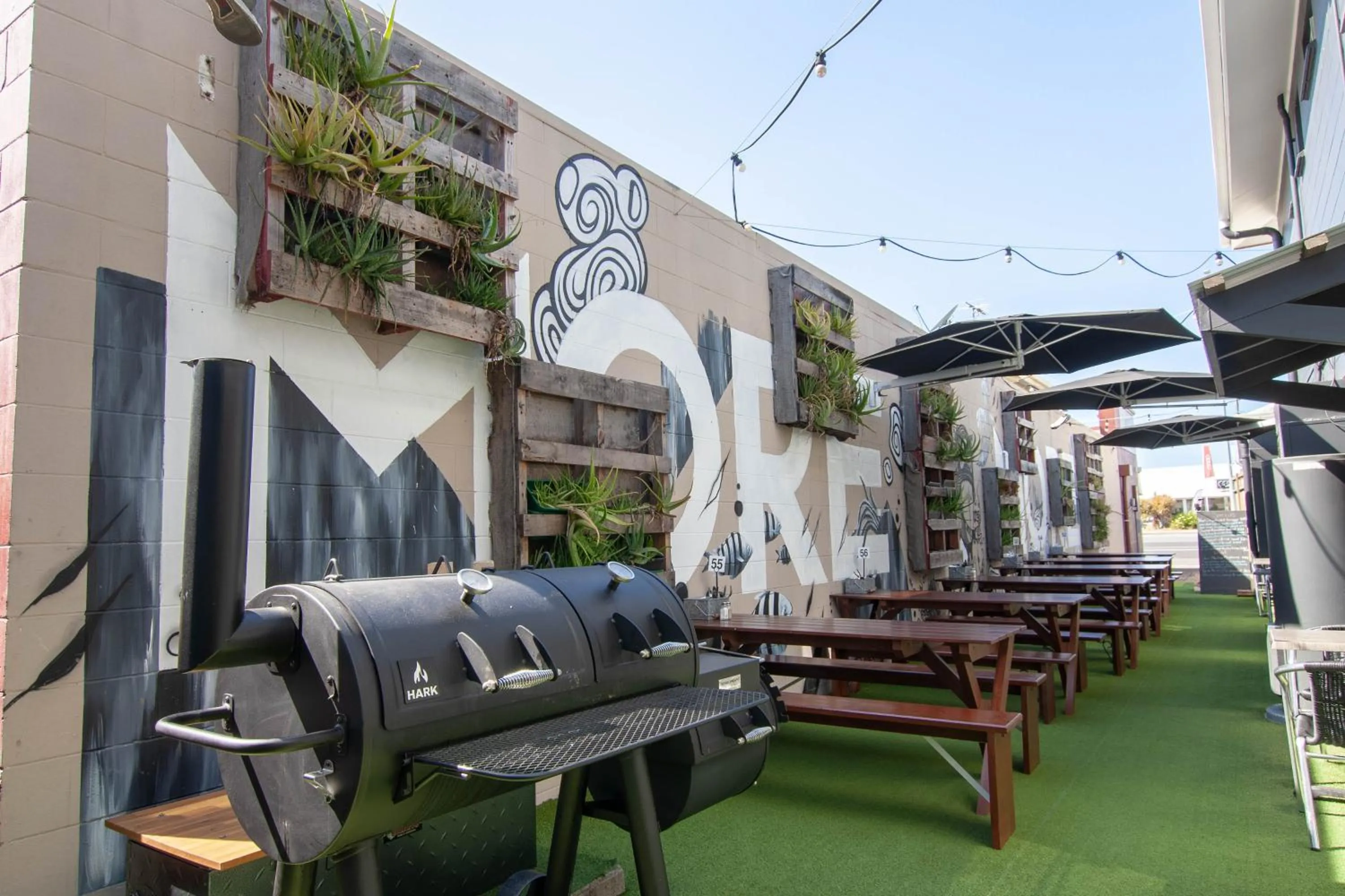 Restaurant/places to eat in Motel Nomad