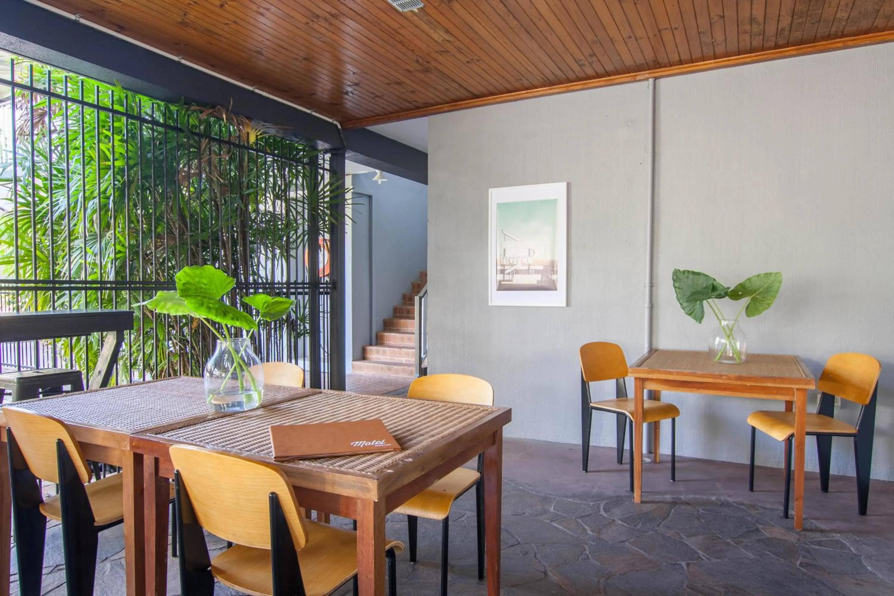 Breakfast in Motel Nomad