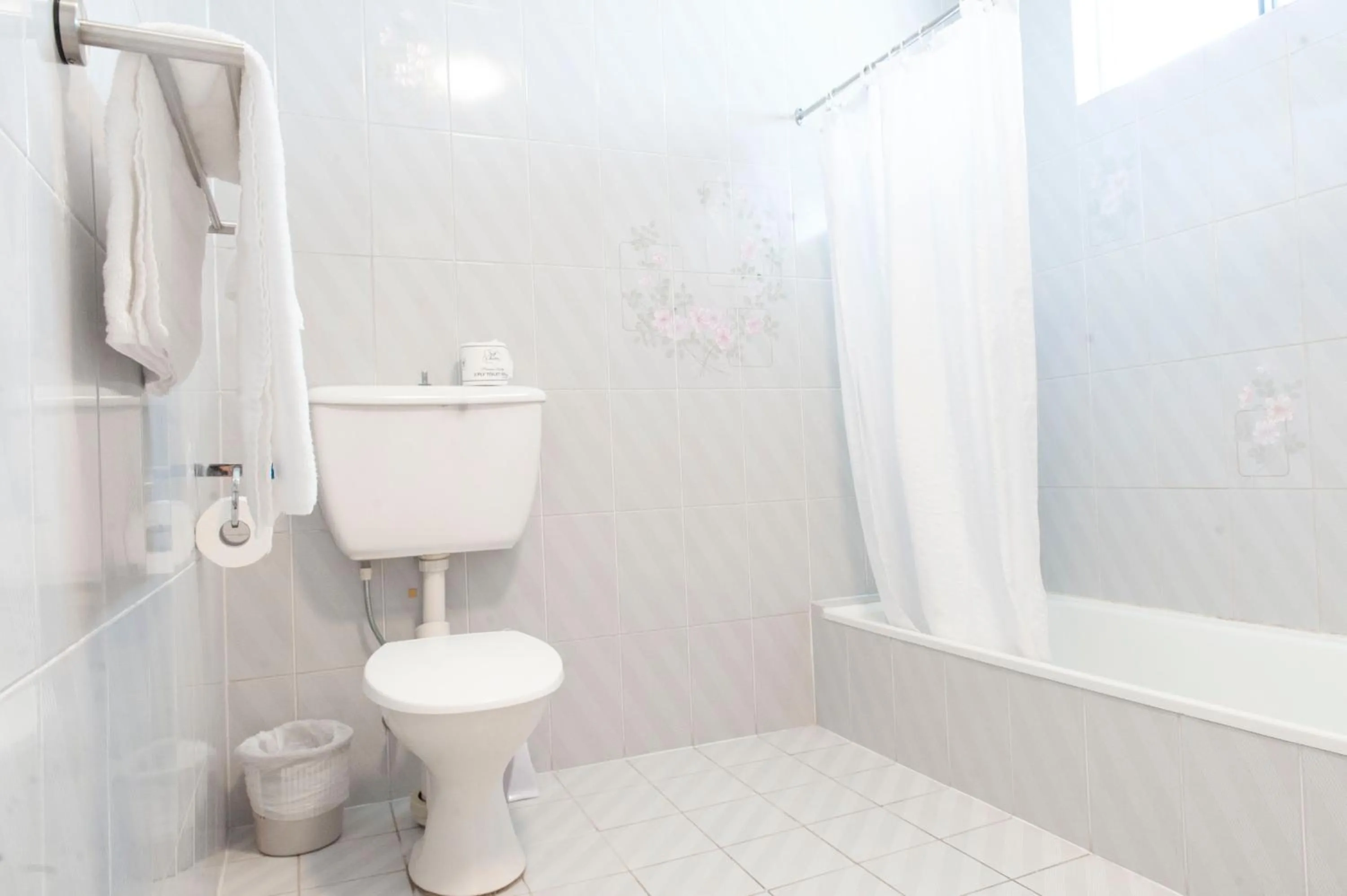 Shower in Motel Nomad