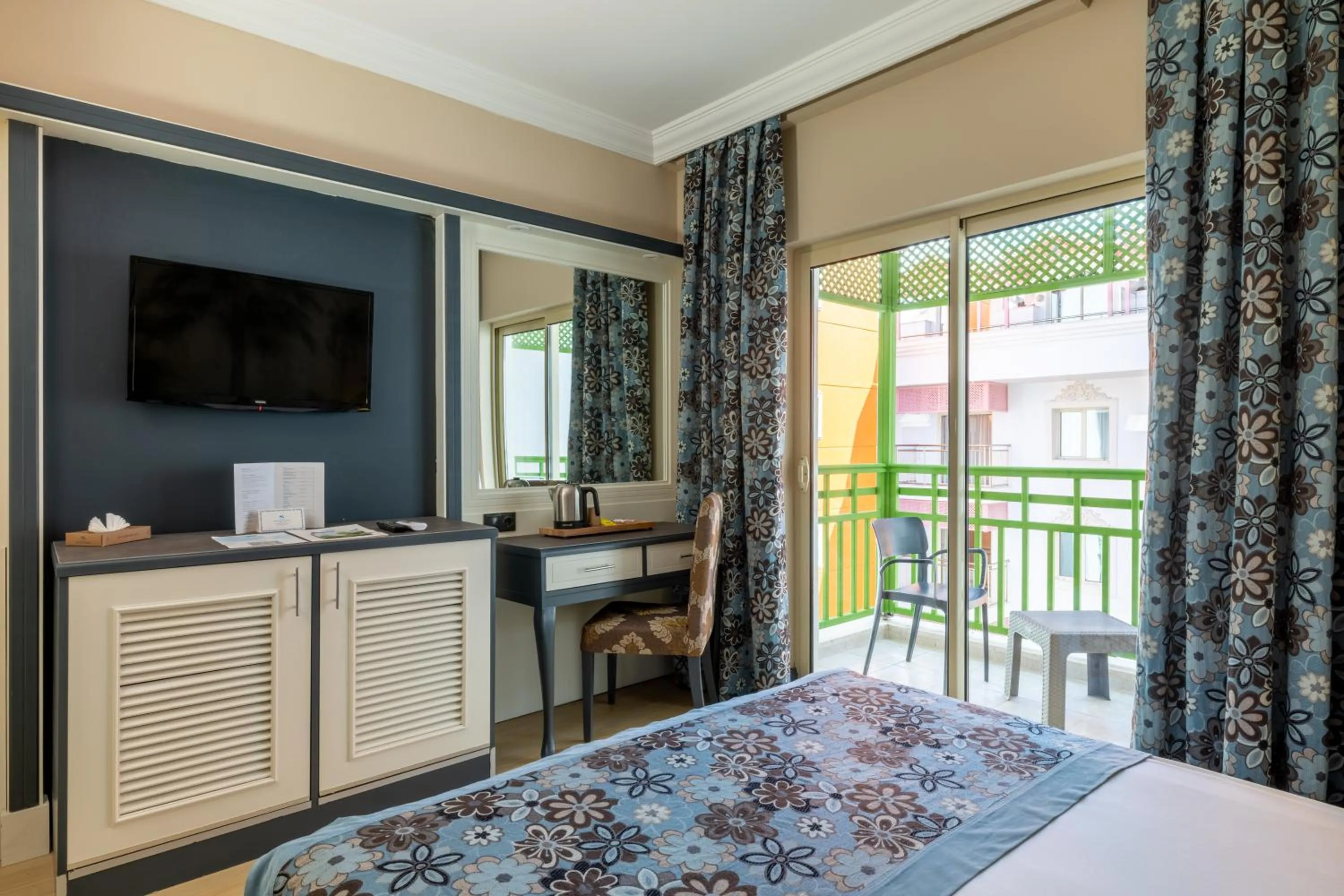 TV and multimedia, Bed in Crystal Paraiso Aqua Collection - Ultimate All Inclusive