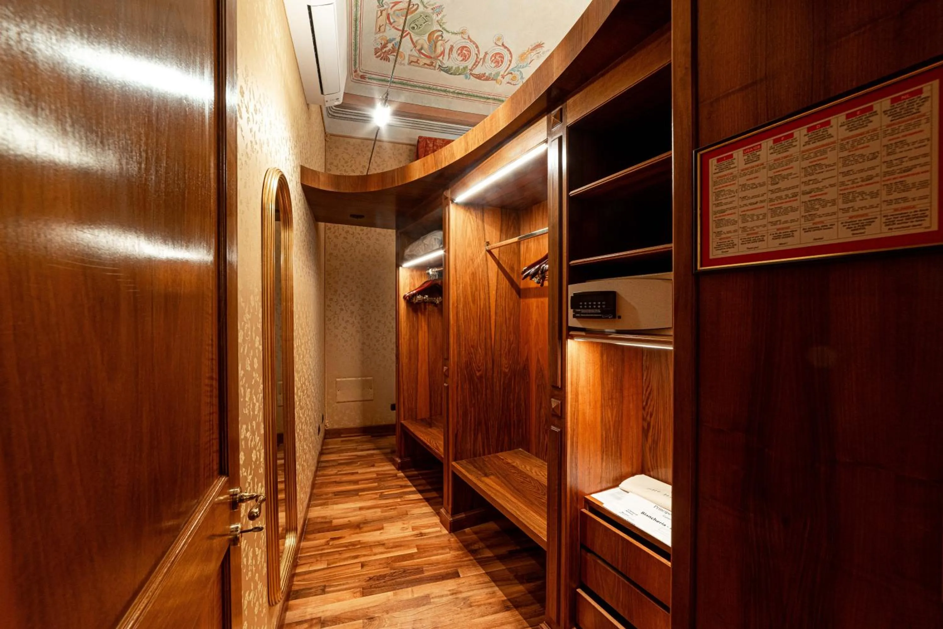 wardrobe in Phi Hotel Principe